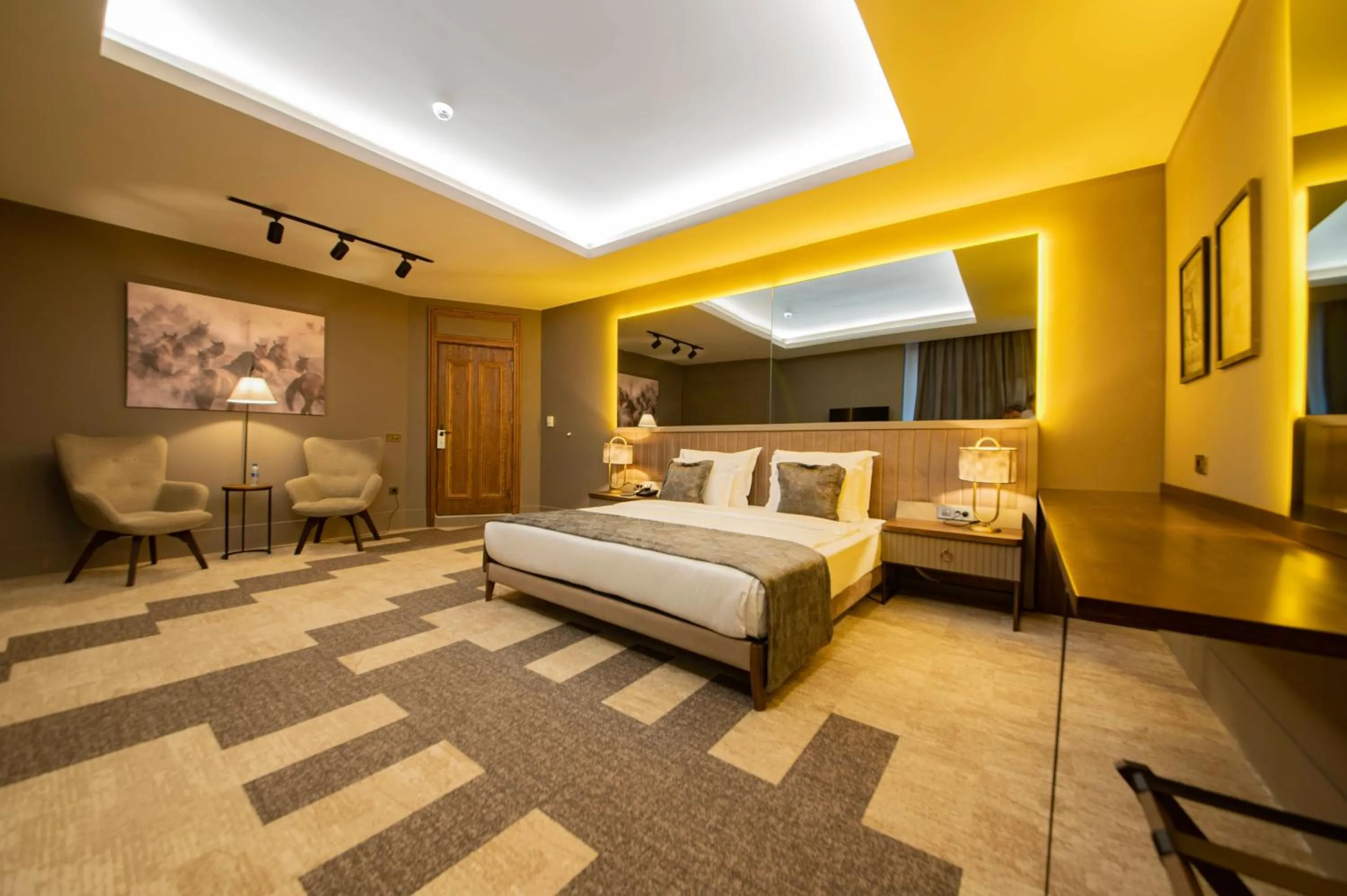 Photo of the whole room, Bed in Four Mansions Hotel