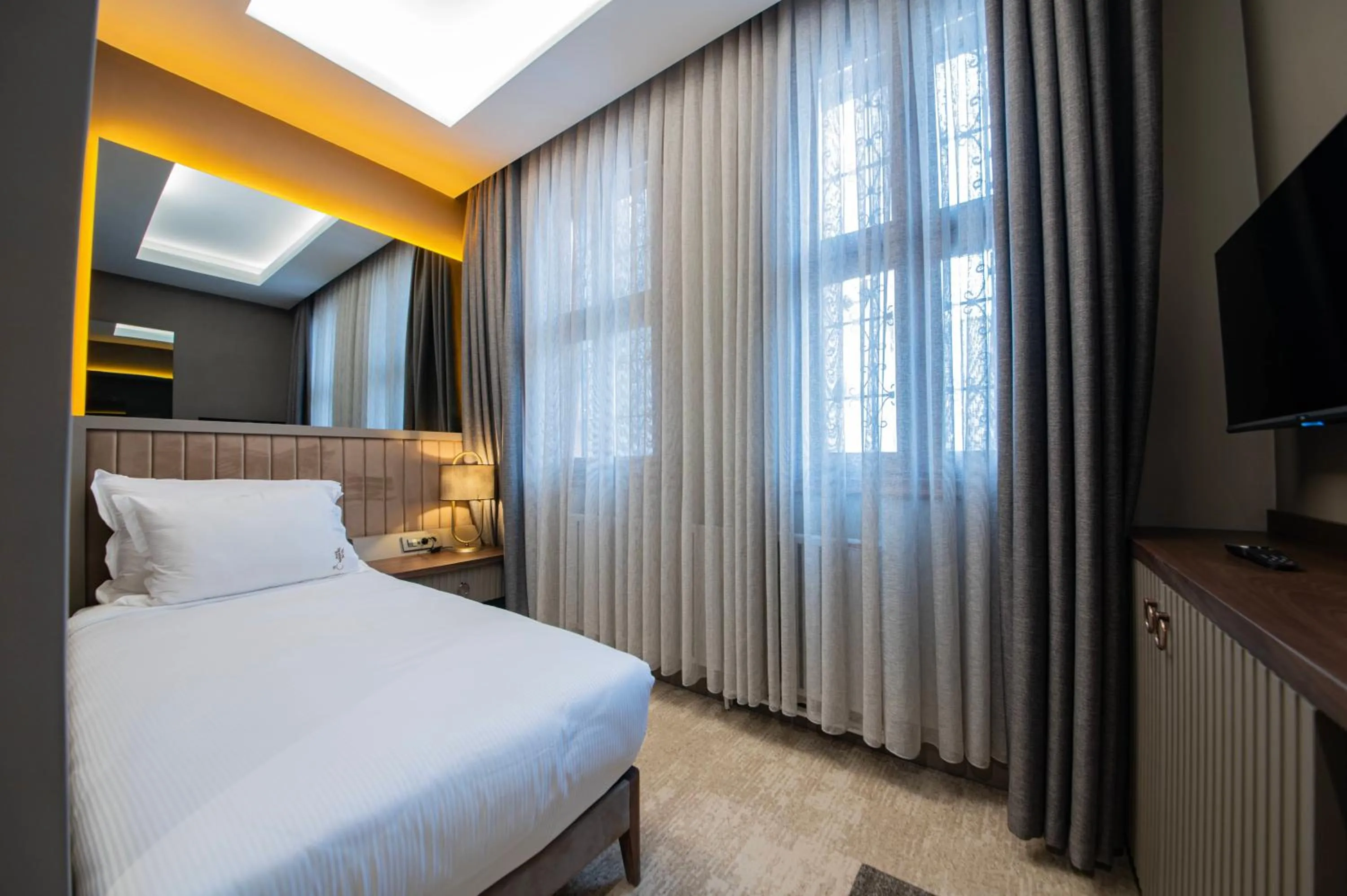 Bedroom, Bed in Four Mansions Hotel