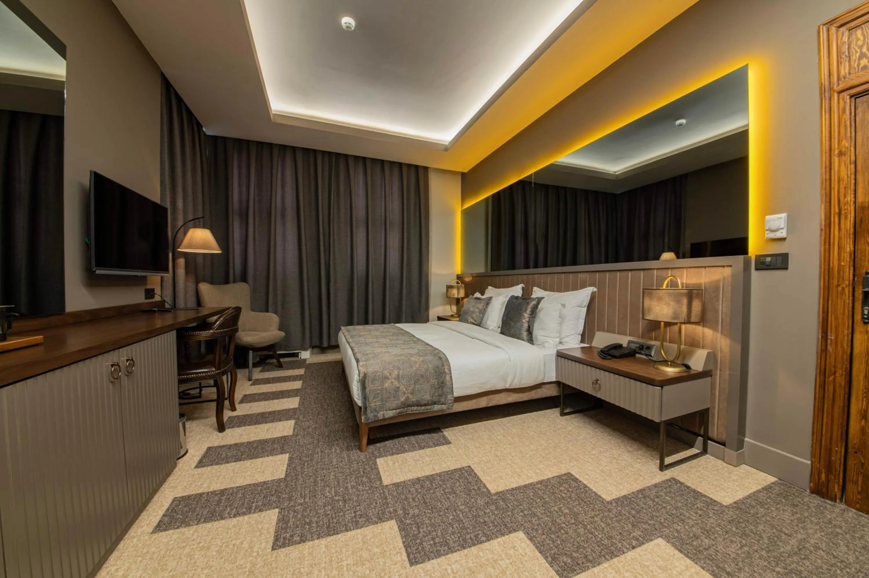 Photo of the whole room, Bed in Four Mansions Hotel