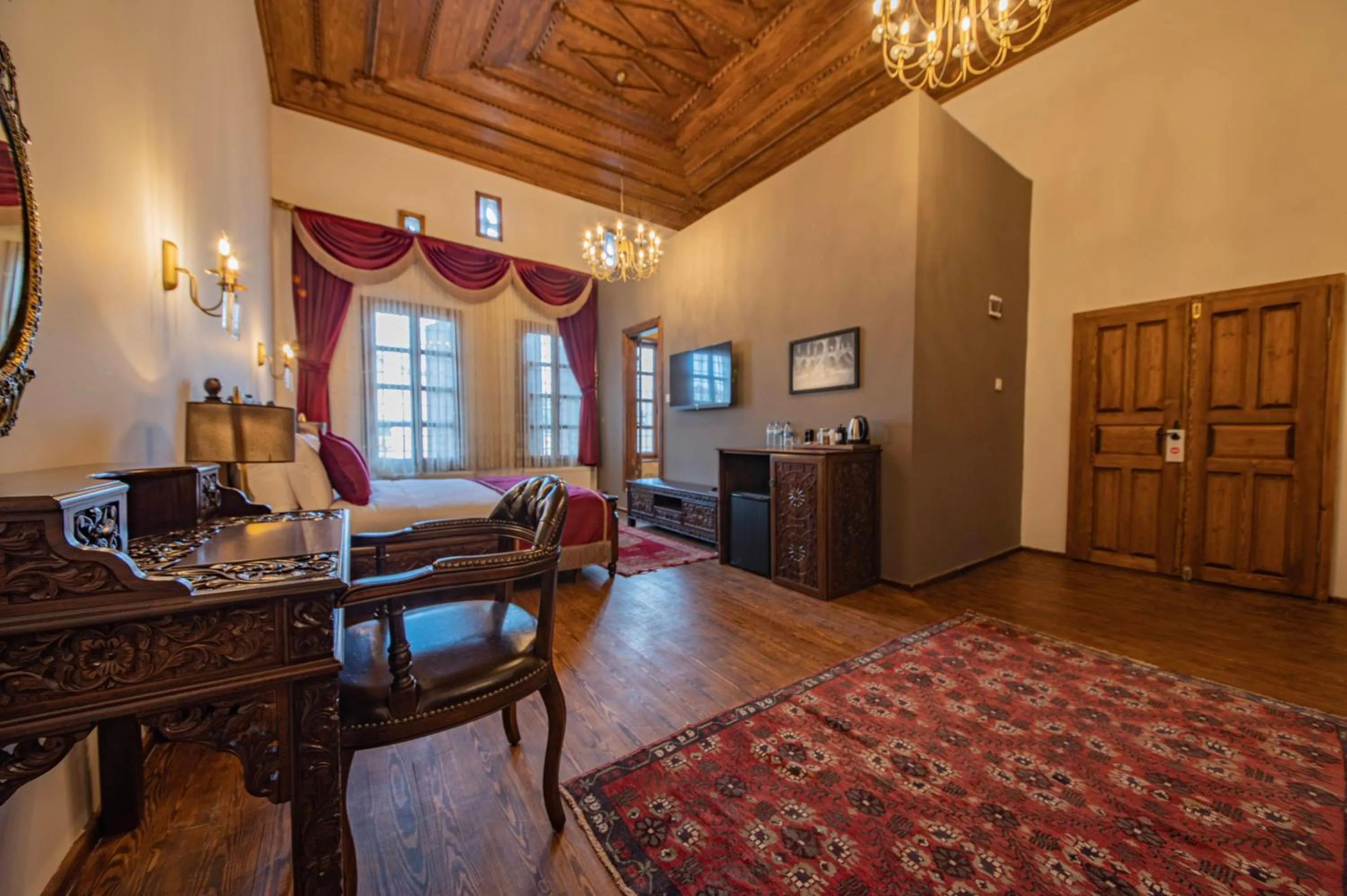 Photo of the whole room in Four Mansions Hotel