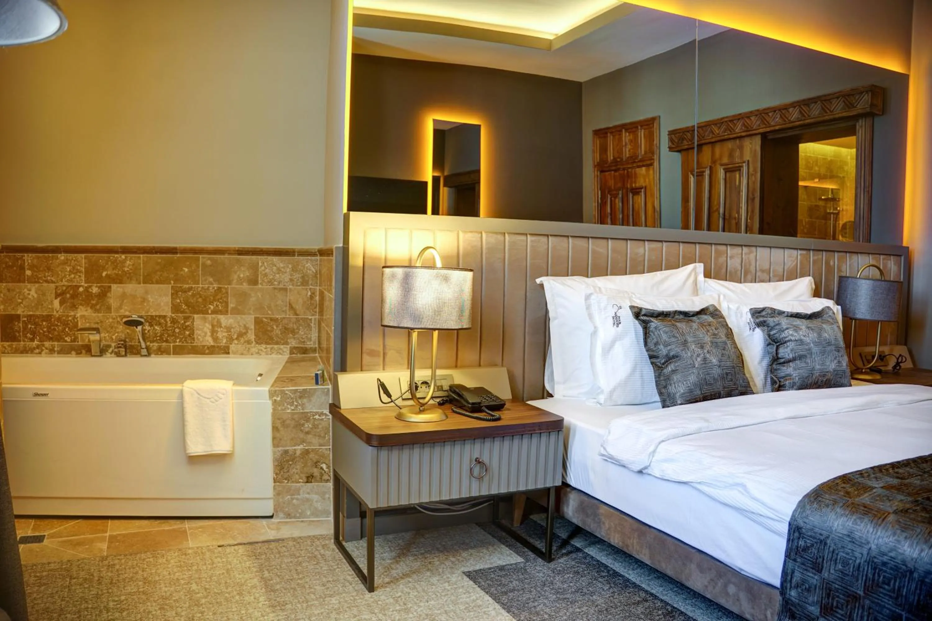 Photo of the whole room, Bed in Four Mansions Hotel