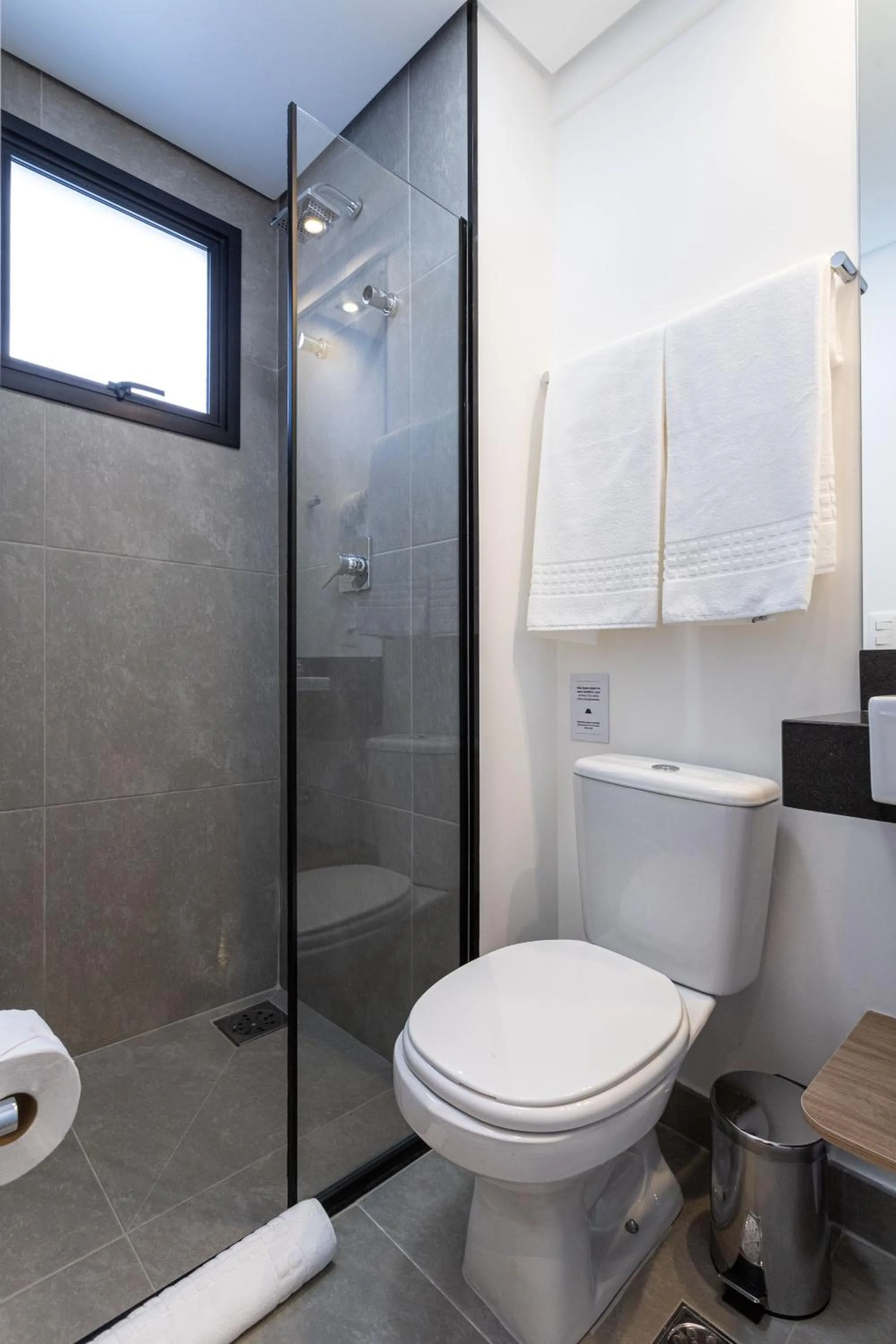 Shower in Charlie Pamplona Jardim Paulista