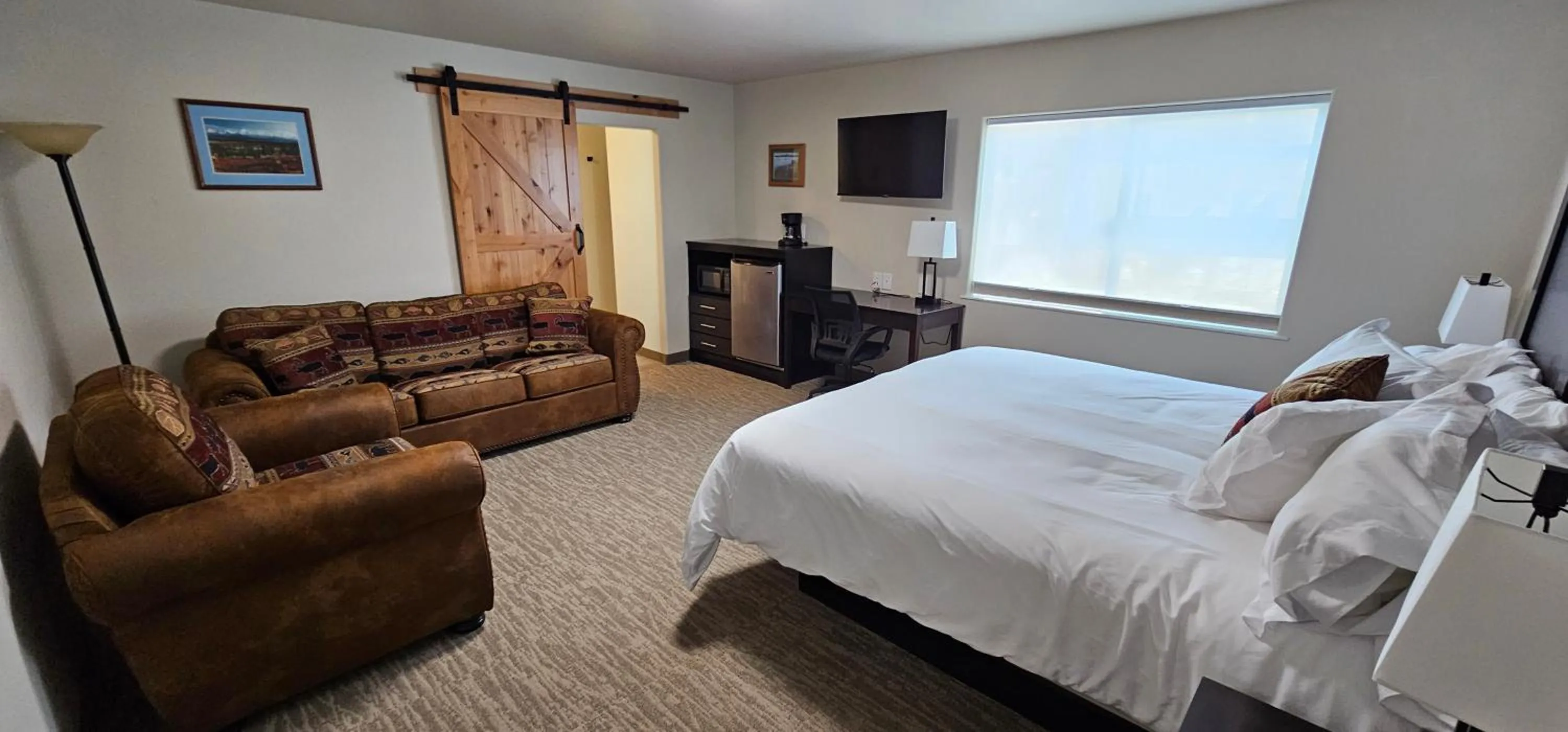 Photo of the whole room, Bed in Eagle River Lodge
