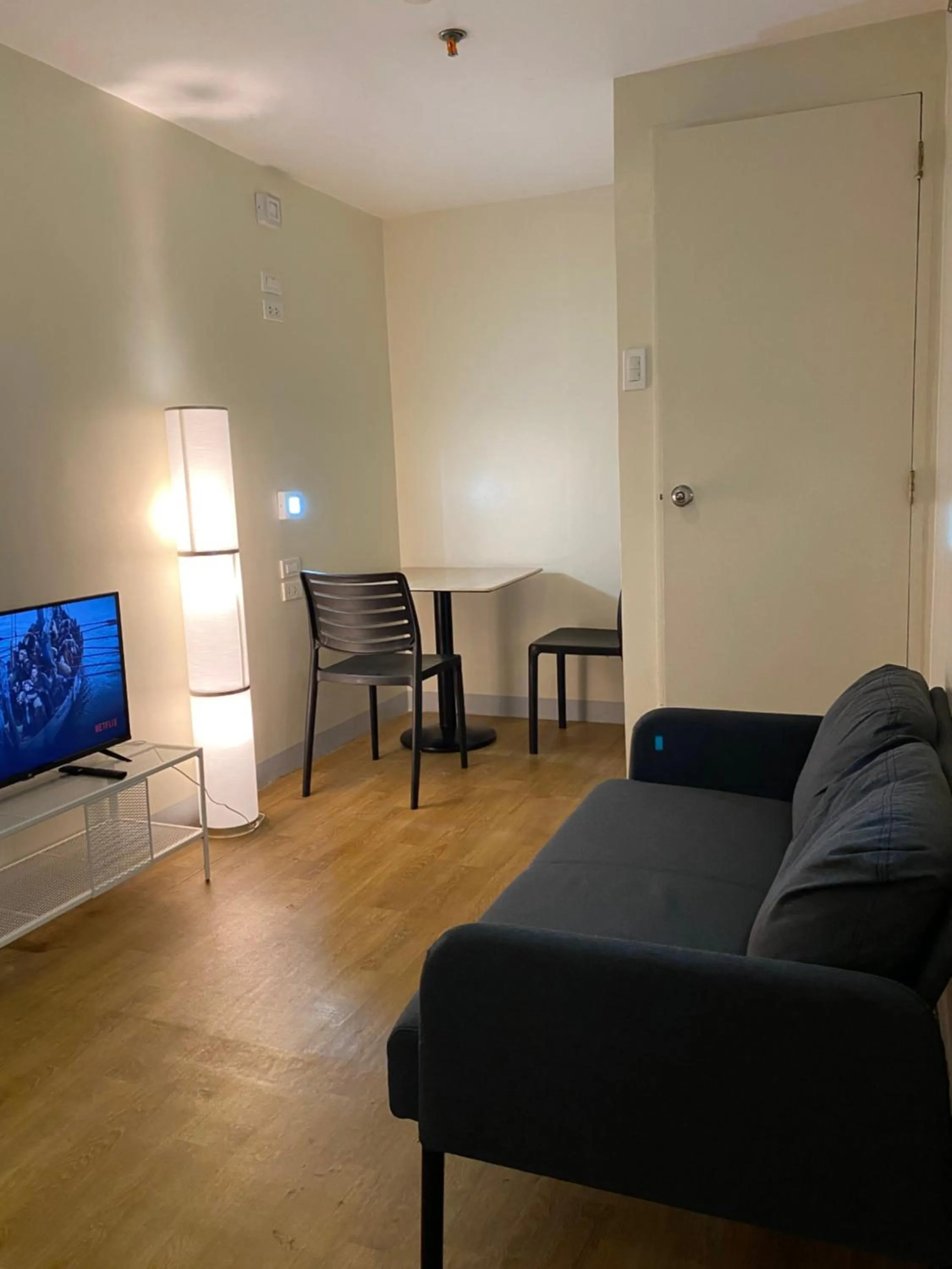 Dining area in Burgos Hub Hostel