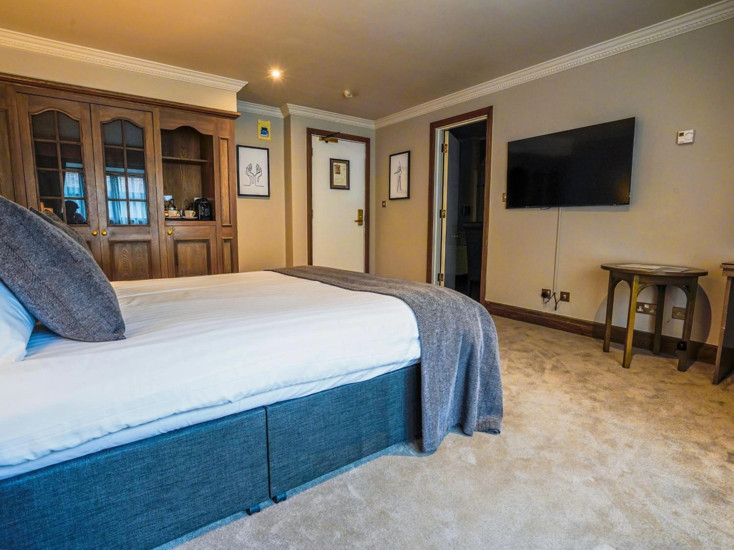 Bedroom, Bed in Villiers Hotel