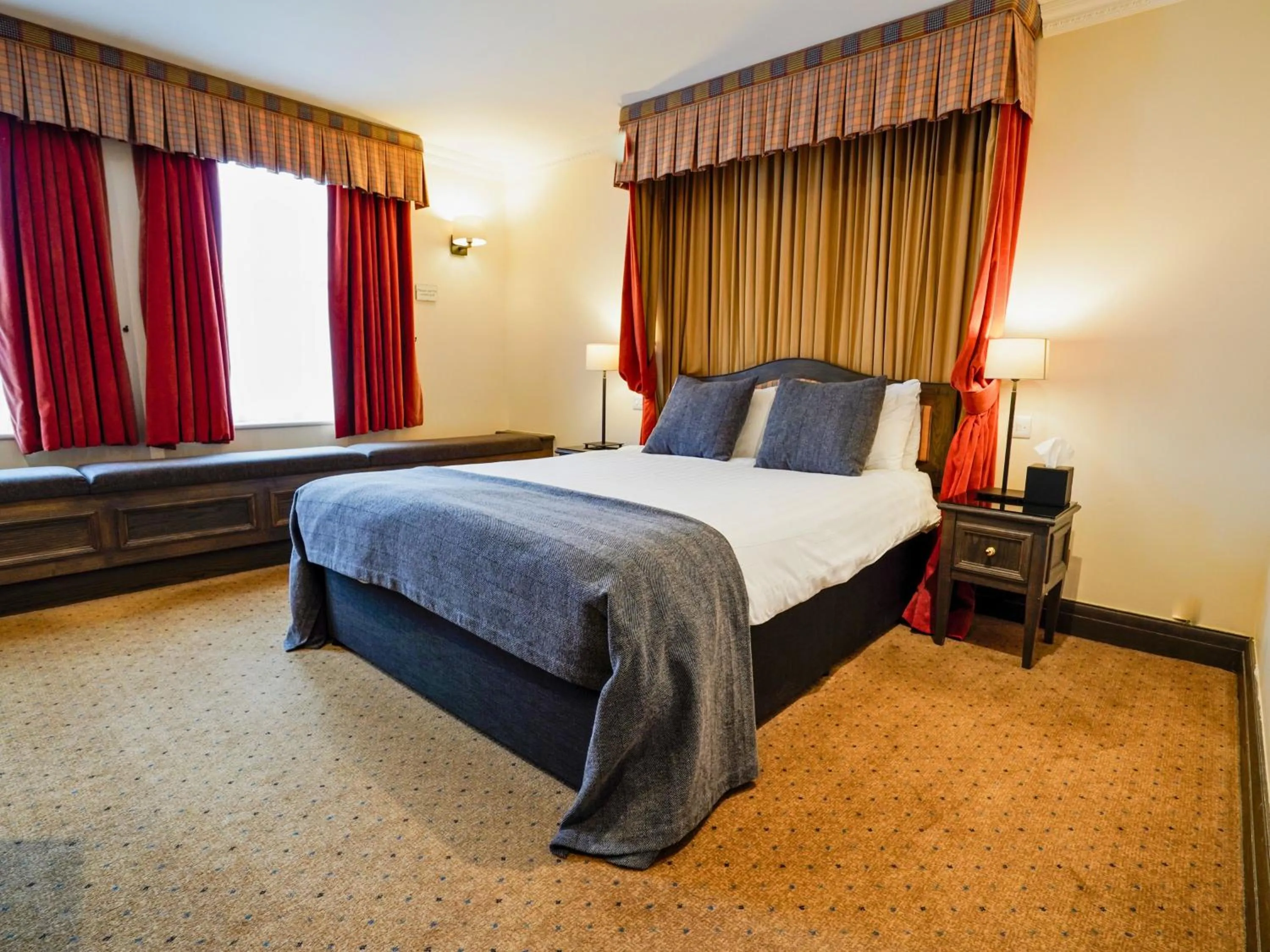 Bedroom, Bed in Villiers Hotel