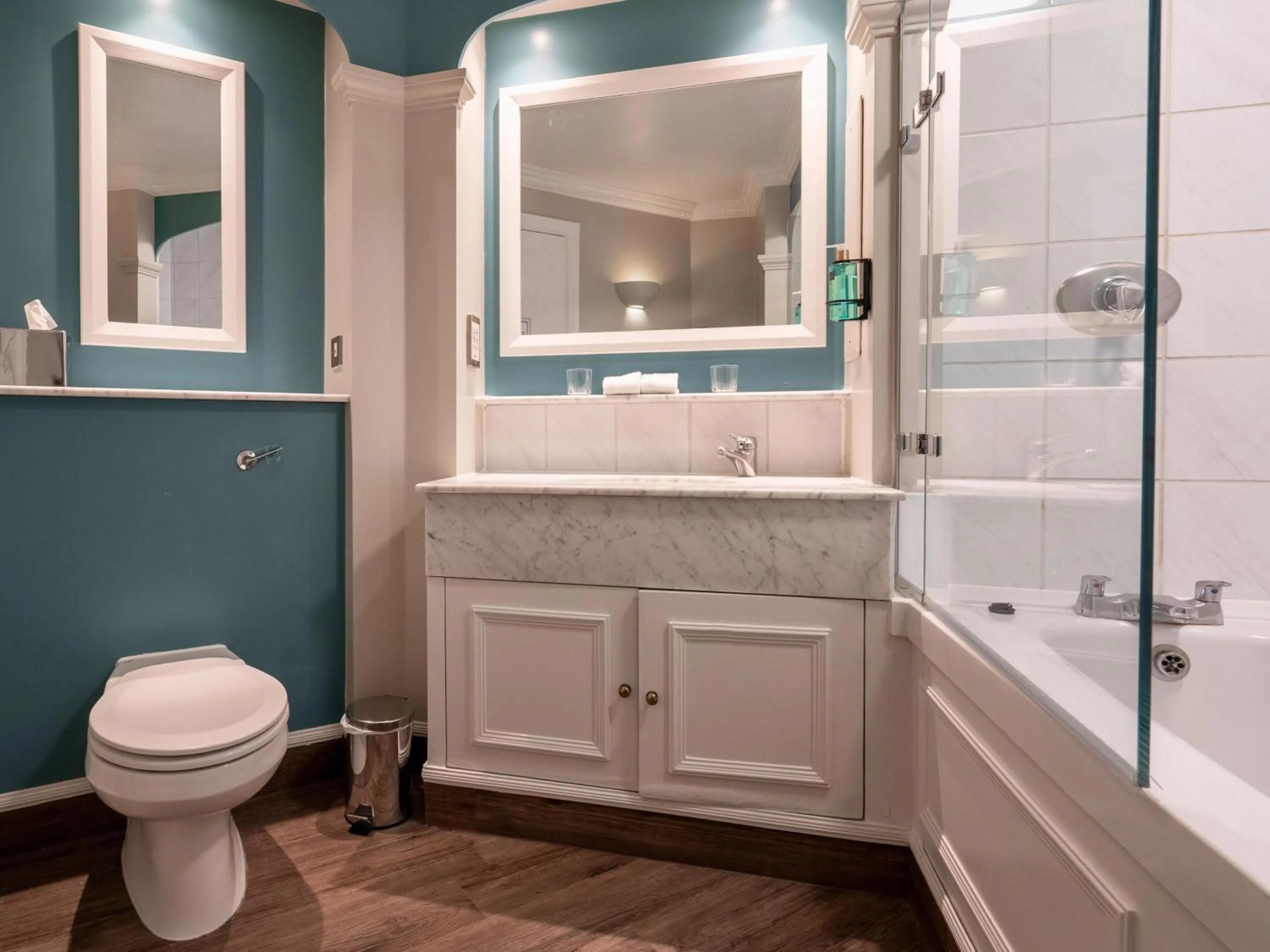 Bathroom in Villiers Hotel