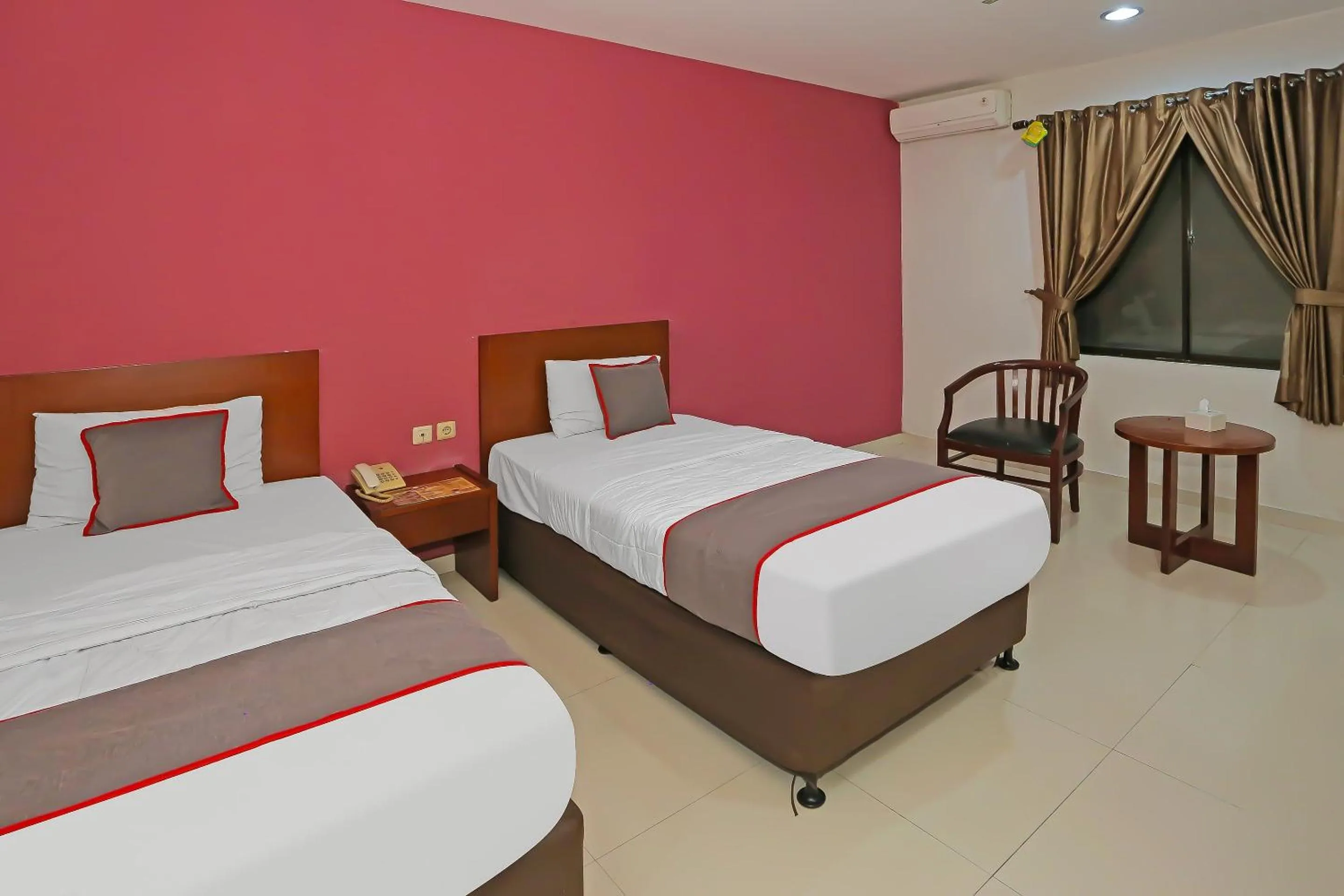 Bedroom, Bed in Townhouse OAK Hotel Fiducia Pasar Minggu