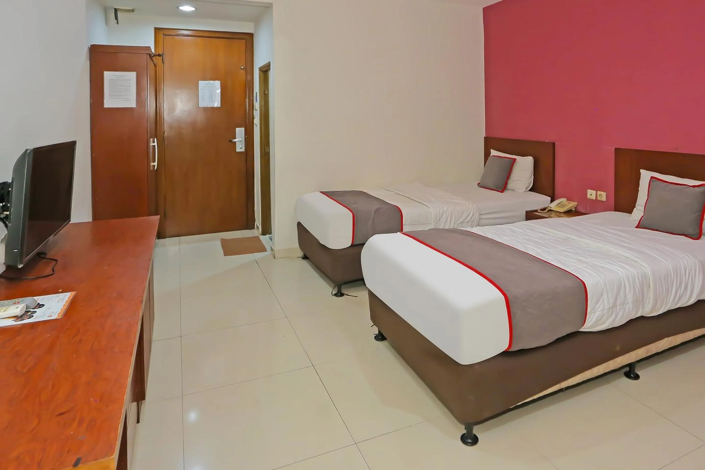 Bedroom, Bed in Townhouse OAK Hotel Fiducia Pasar Minggu