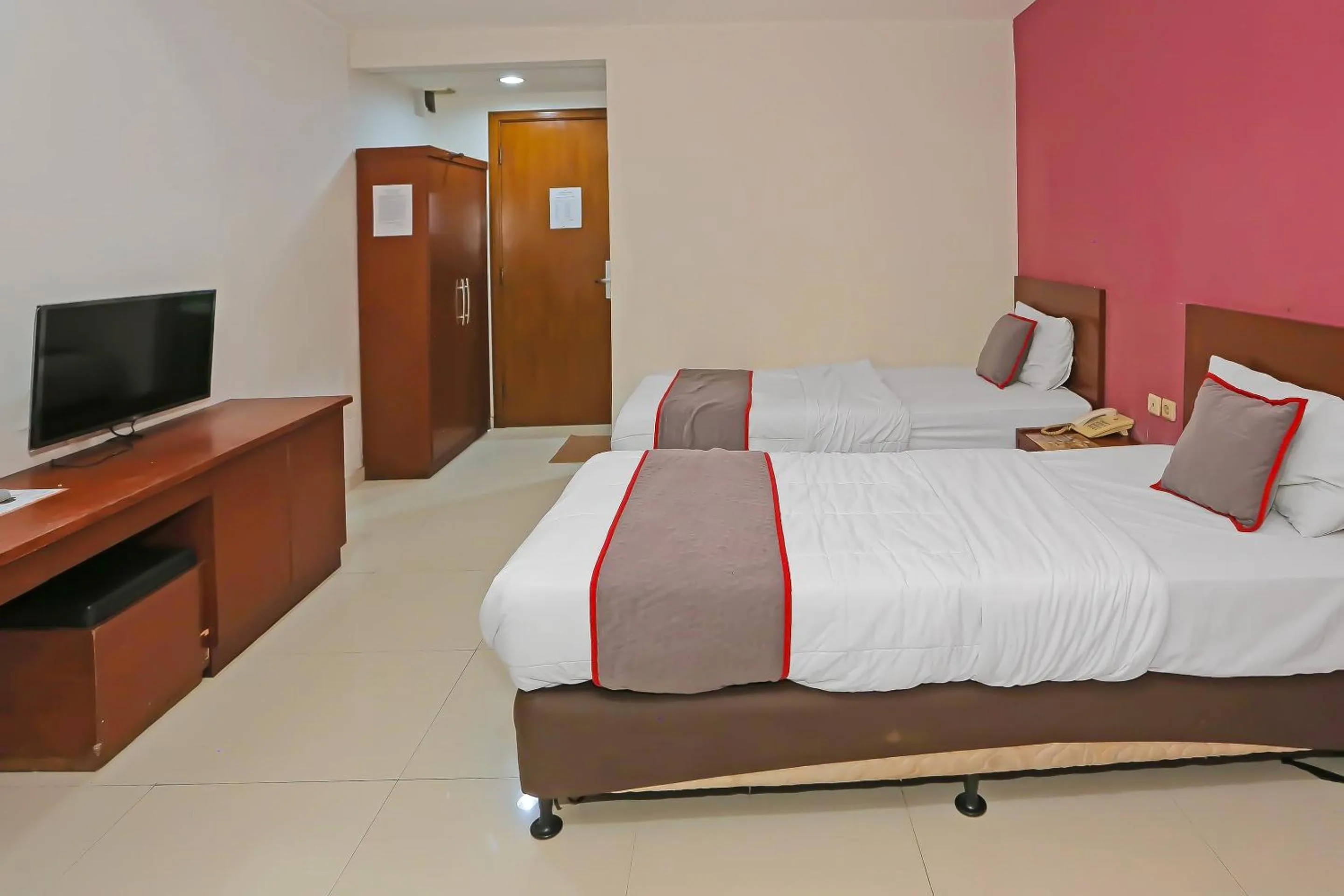 Bedroom, Bed in Townhouse OAK Hotel Fiducia Pasar Minggu