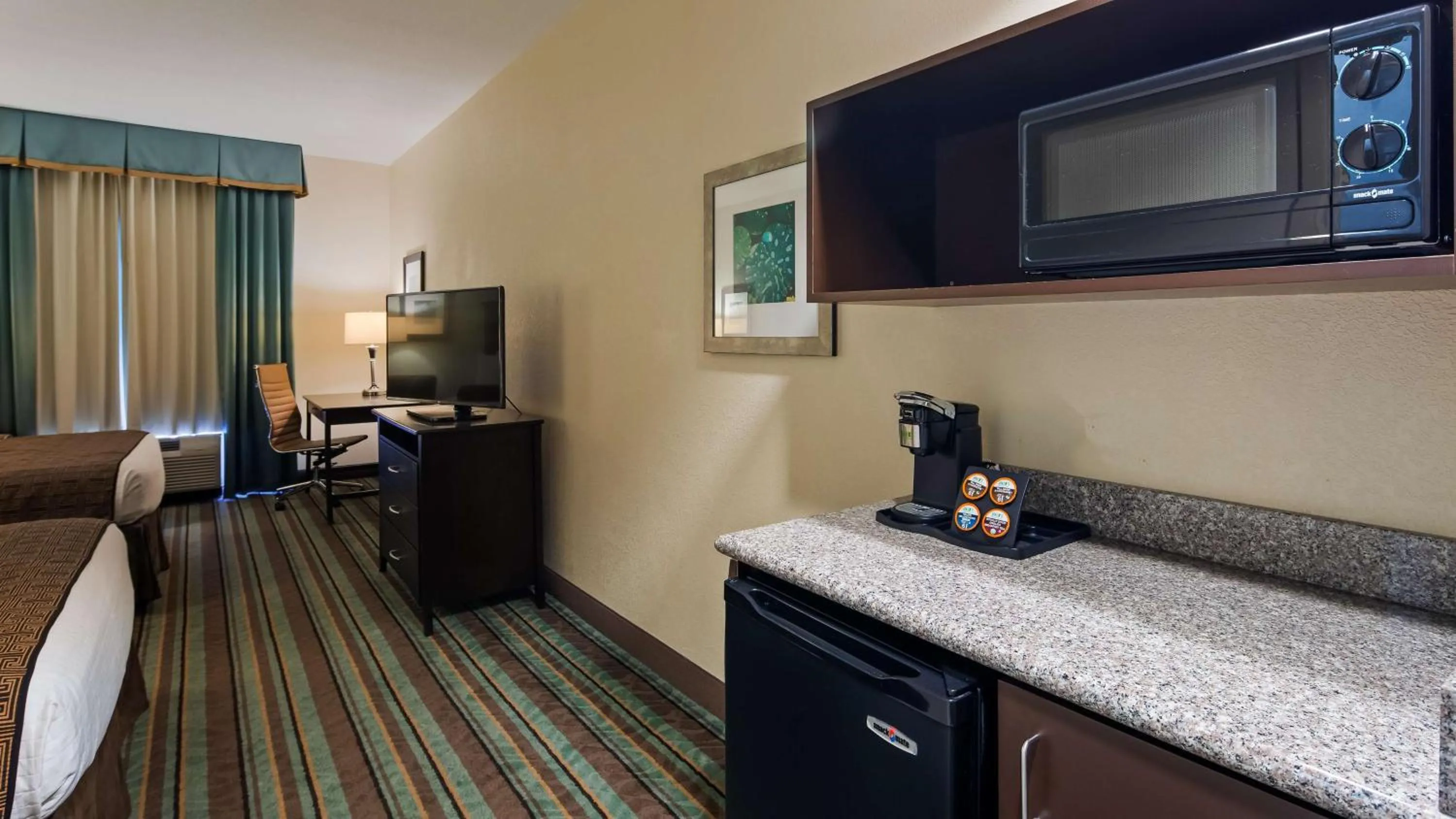 Photo of the whole room in Best Western Plus Chain of Lakes Inn & Suites