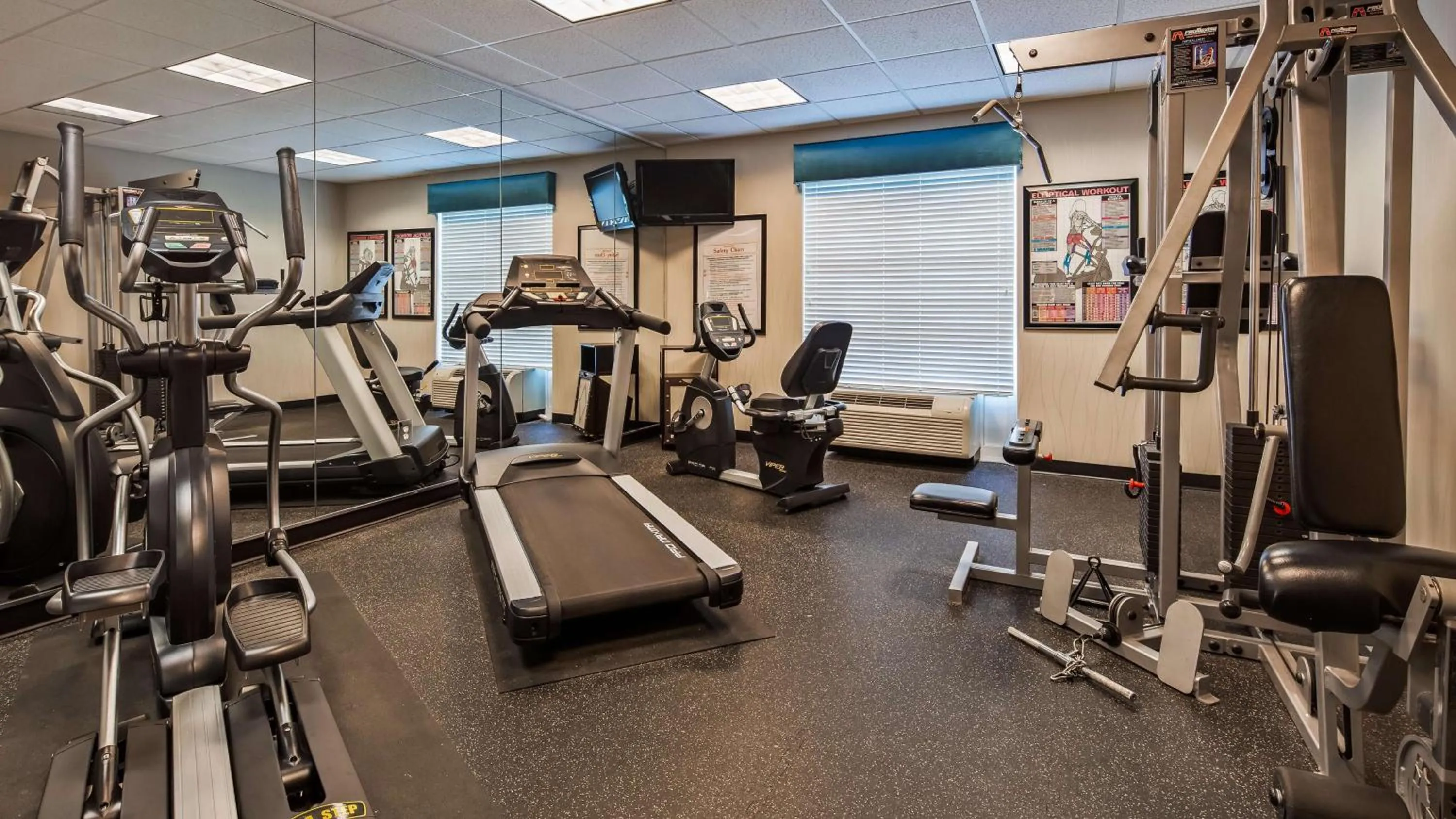 Fitness centre/facilities in Best Western Plus Chain of Lakes Inn & Suites