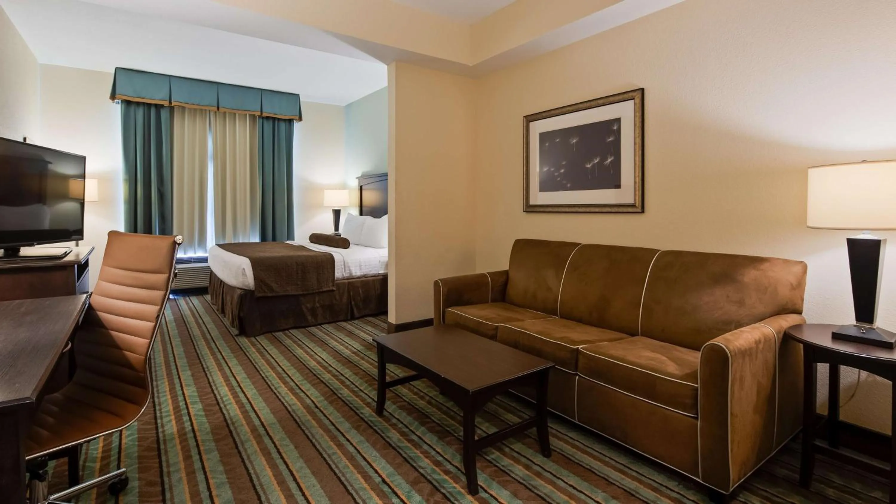 Photo of the whole room in Best Western Plus Chain of Lakes Inn & Suites