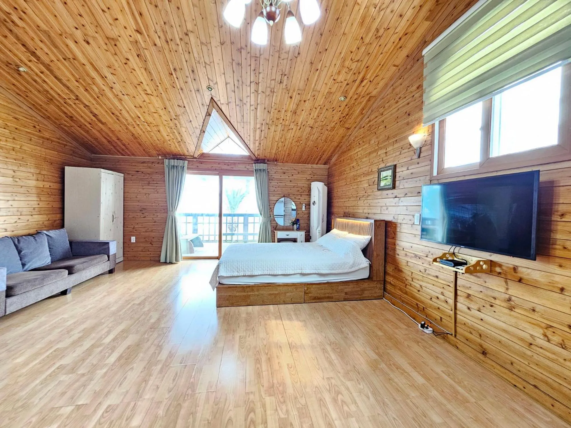 Bed in Long Beach Pension