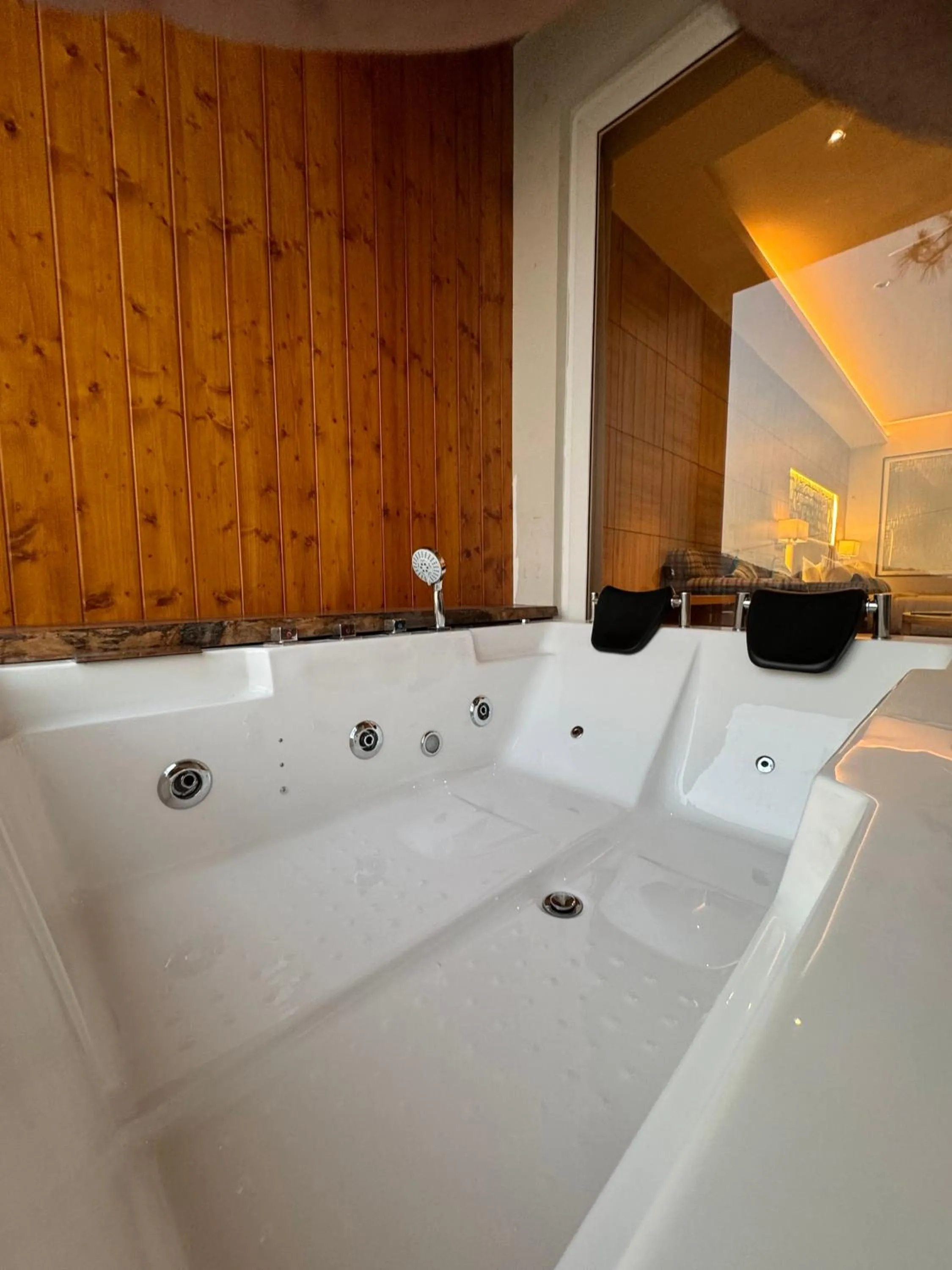 Hot Tub in OREN Kasauli