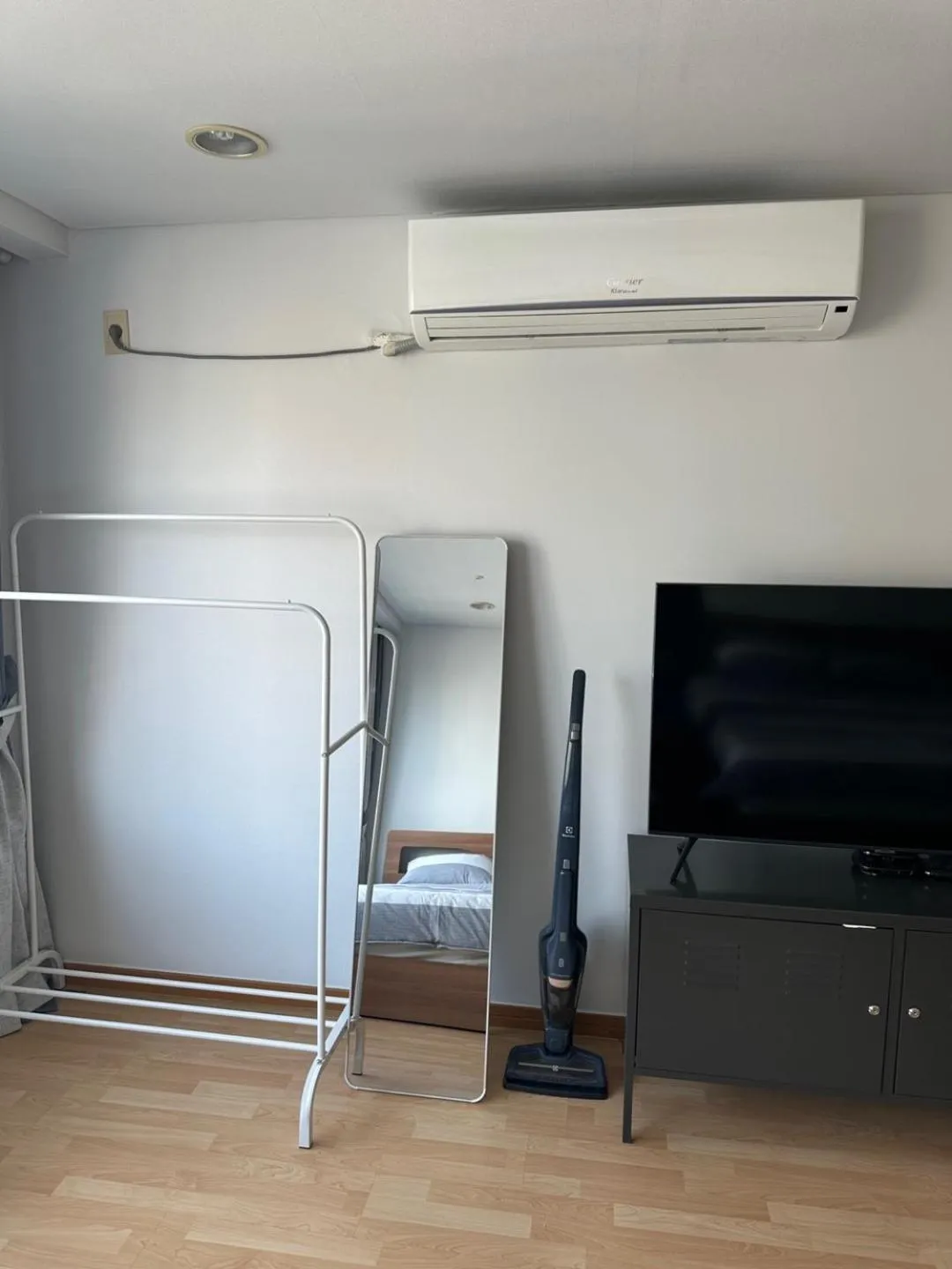 TV and multimedia in Hongdae Guesthouse 1min from Hongik Uni station Exit #1