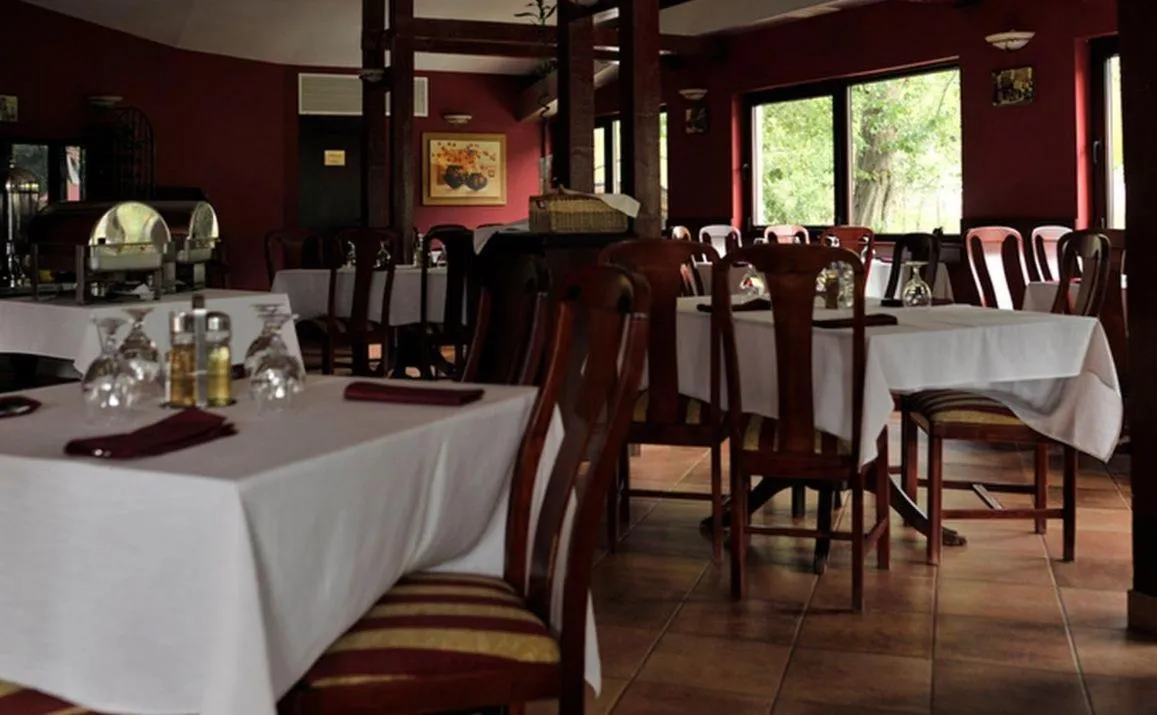 Restaurant/places to eat in Zan Hotel