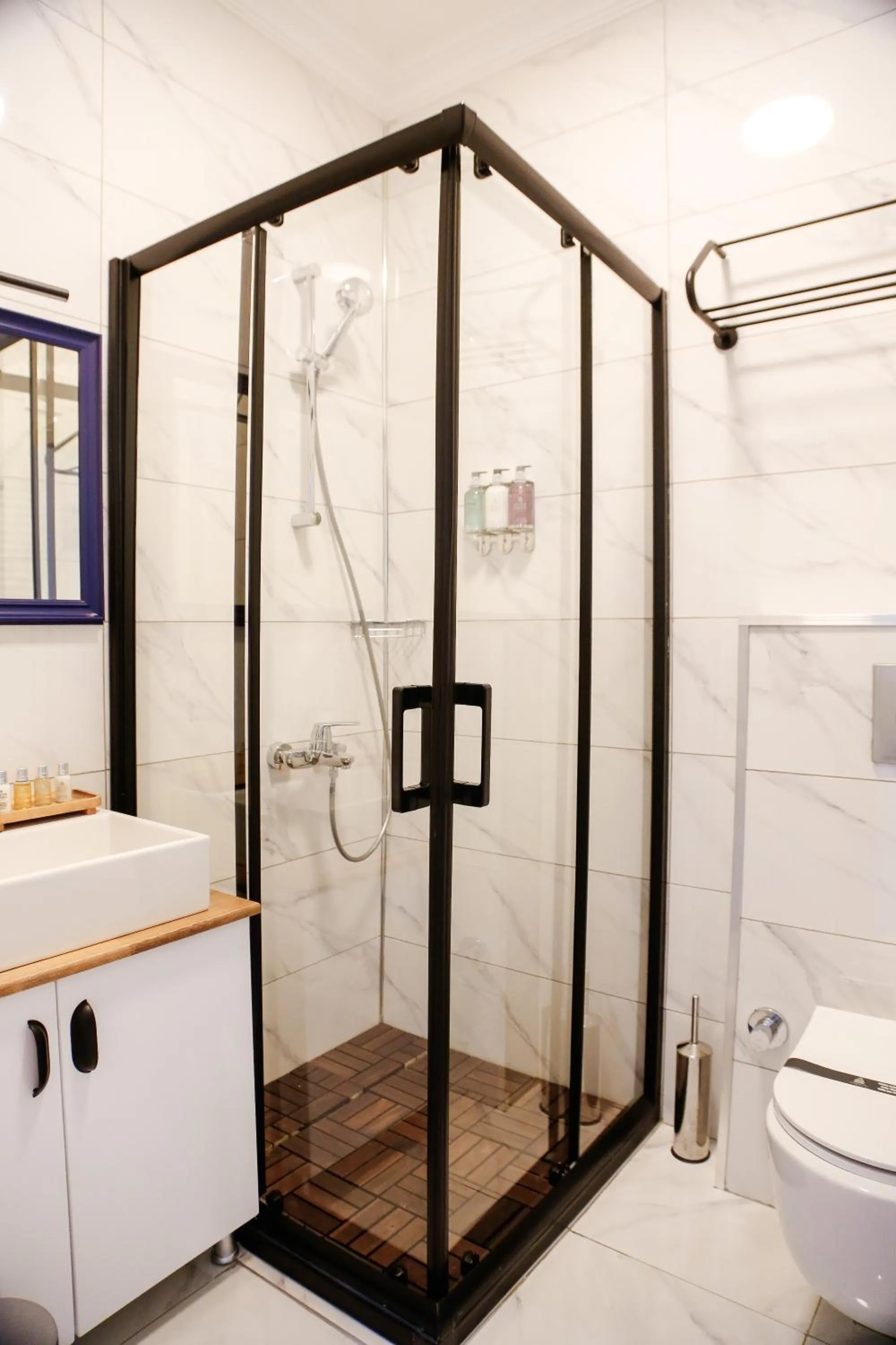 Shower in Istiklal Street Taksim House Yamalya Hotel