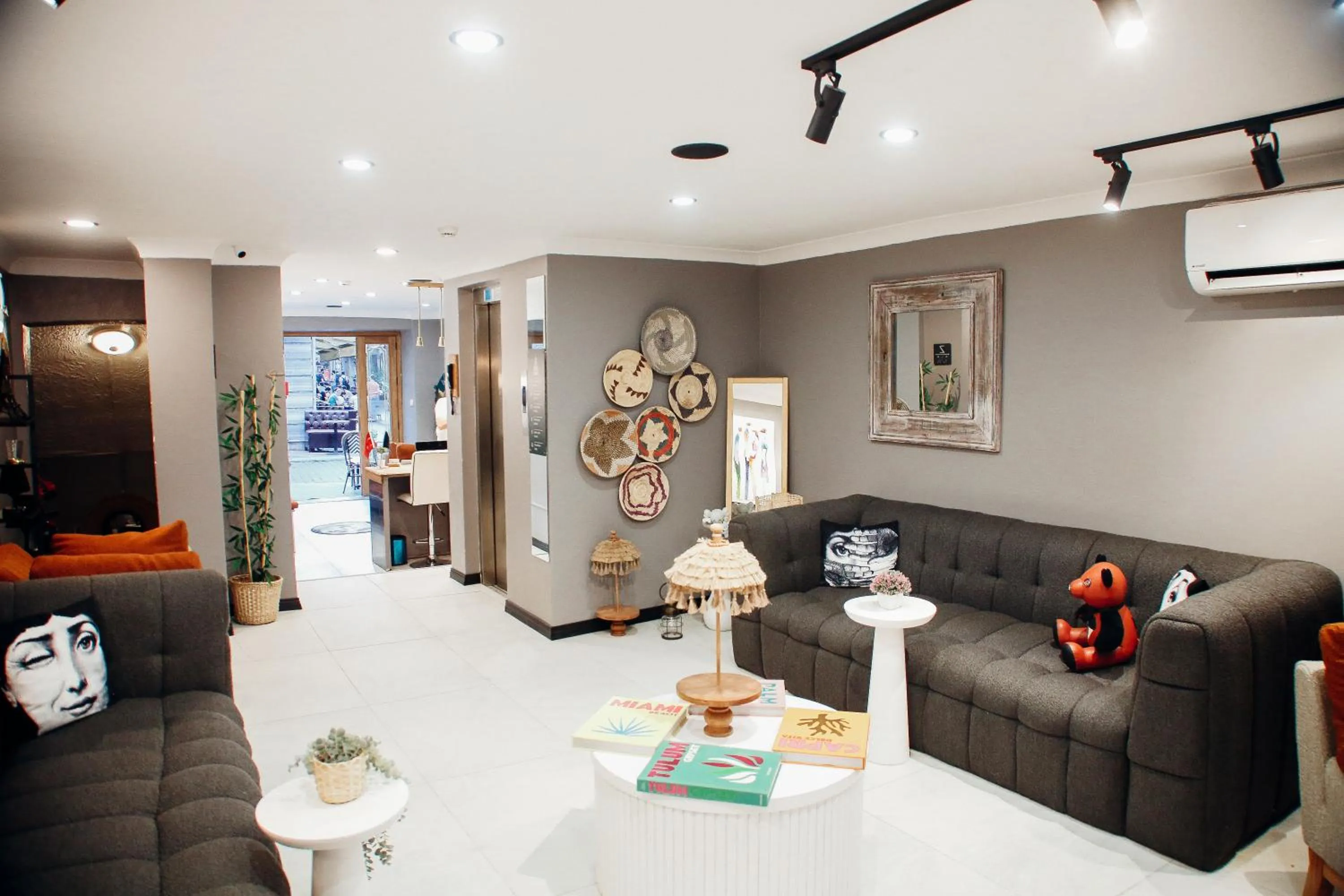 TV and multimedia in Istiklal Street Taksim House Yamalya Hotel