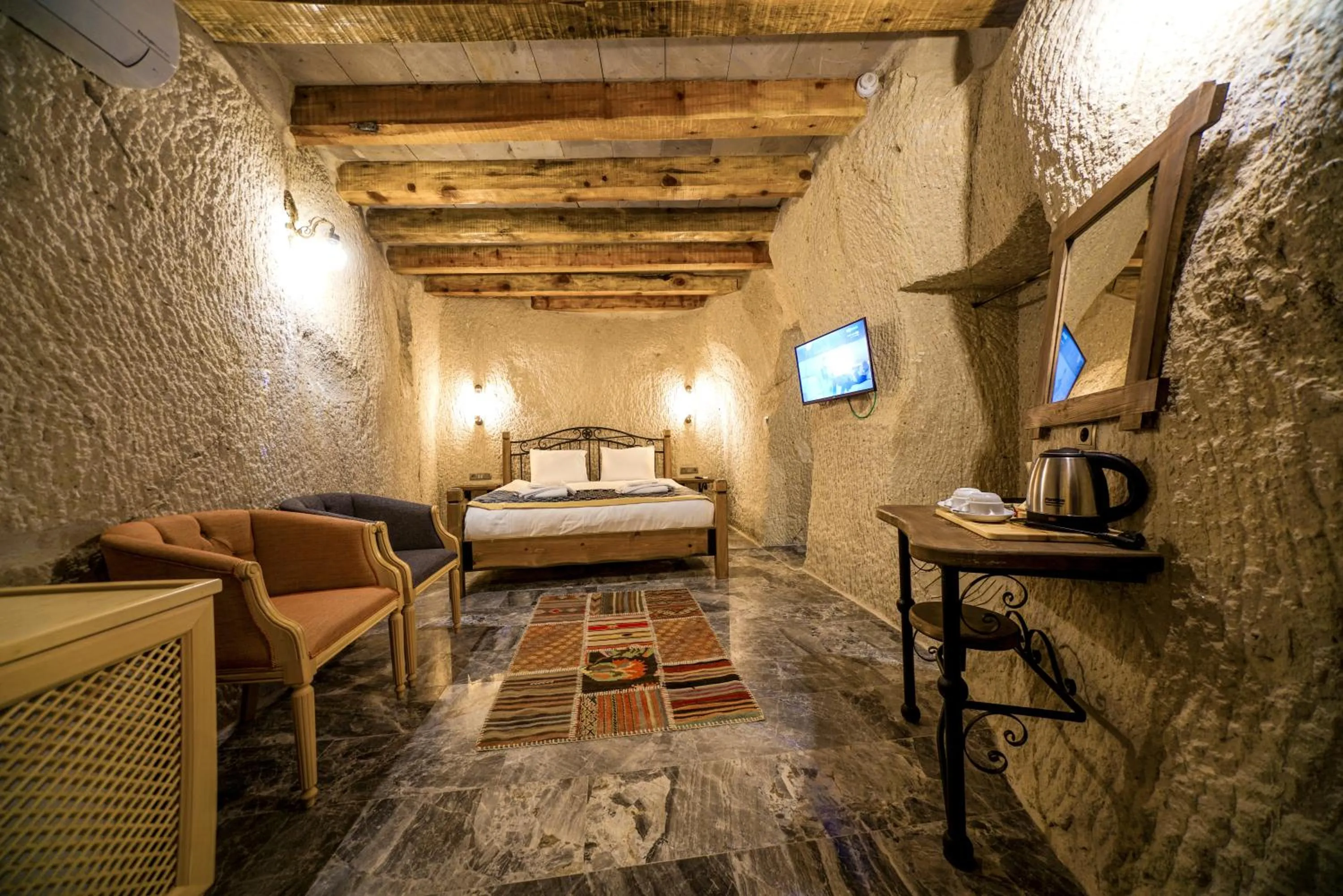 Photo of the whole room, Bed in Caverna Hotel Premium Caves