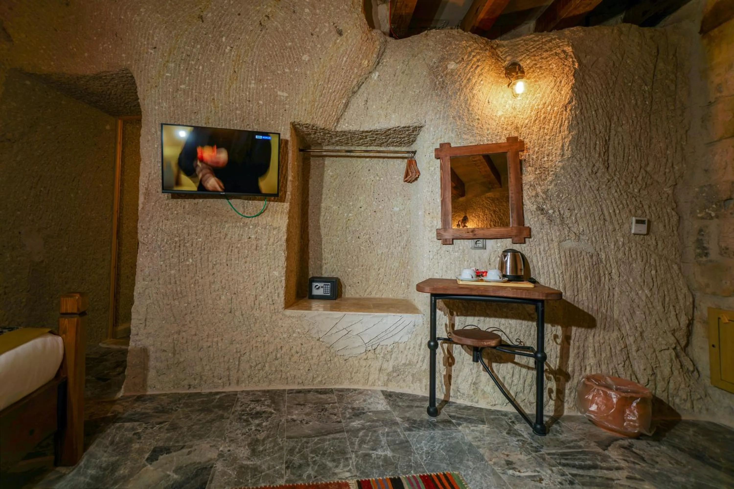 TV and multimedia in Caverna Hotel Premium Caves