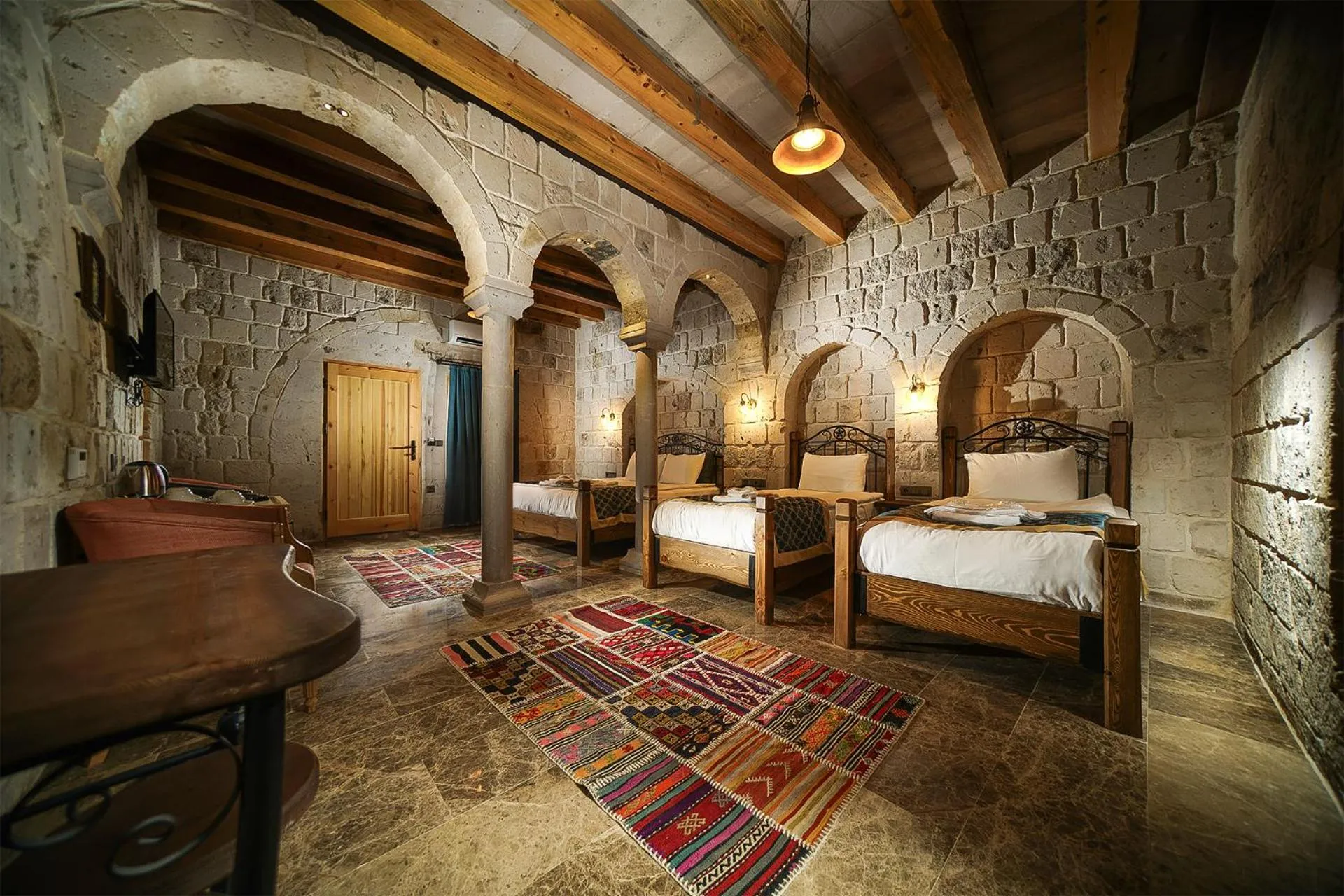 Photo of the whole room, Bed in Caverna Hotel Premium Caves