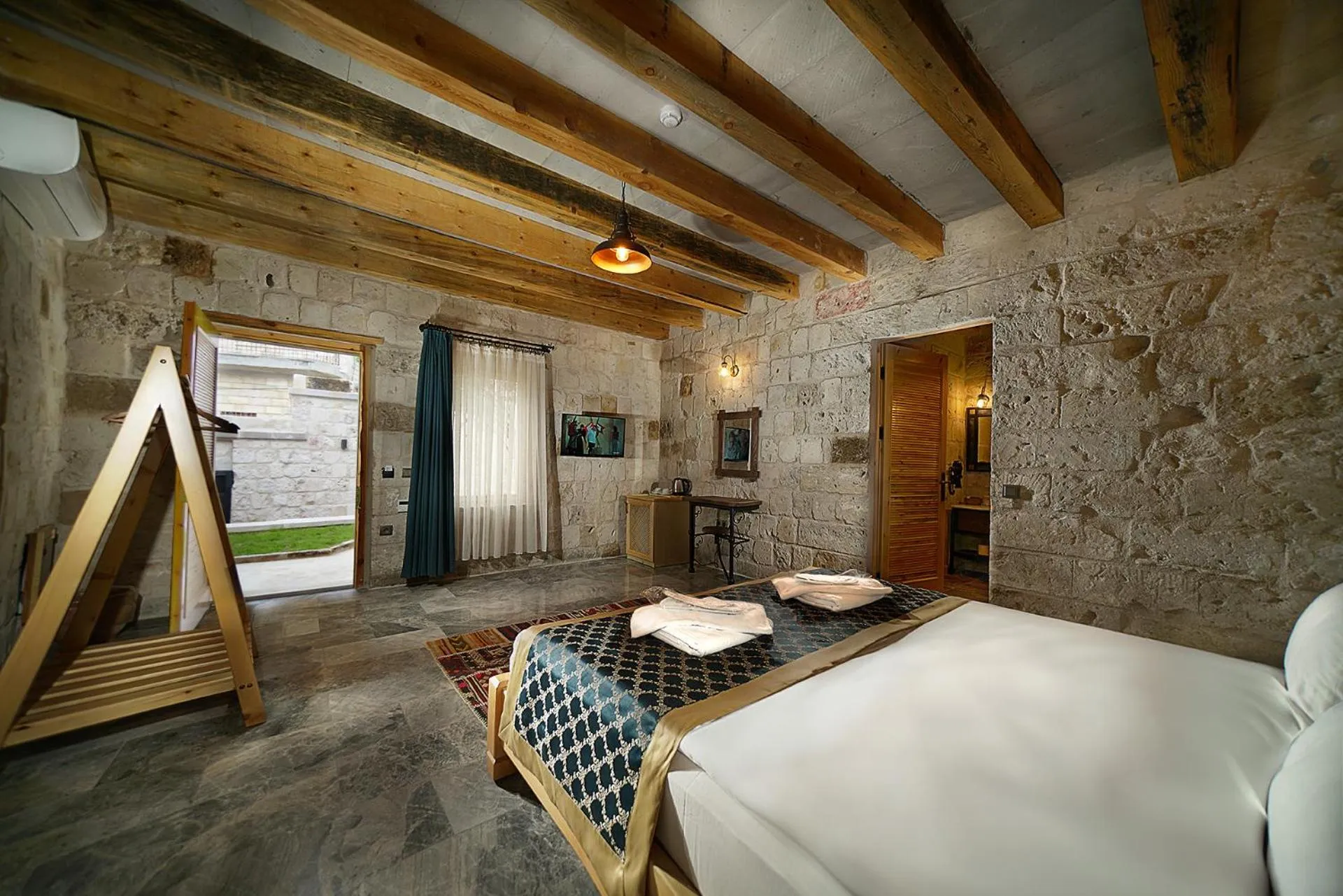 Bed in Caverna Hotel Premium Caves