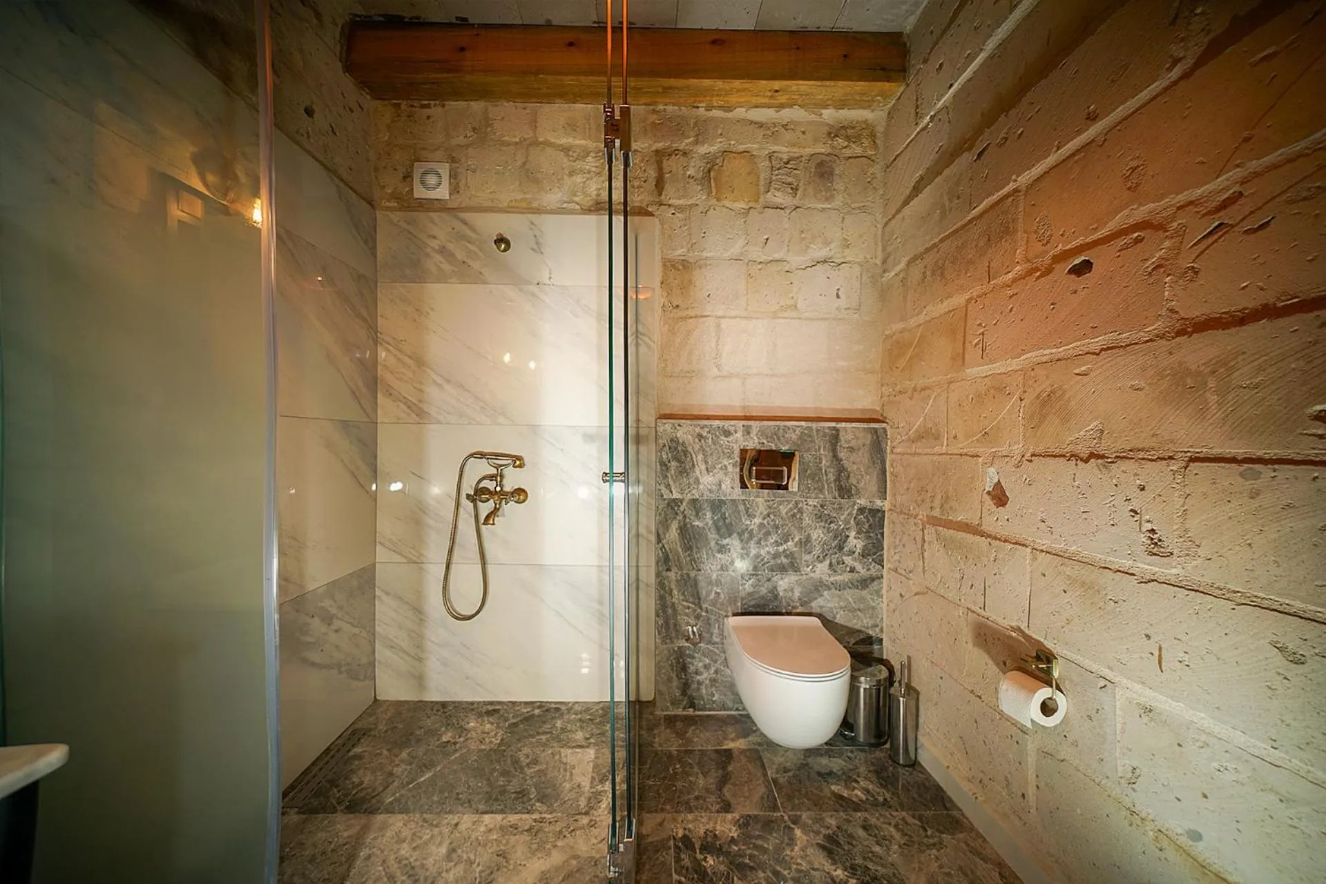 Shower in Caverna Hotel Premium Caves