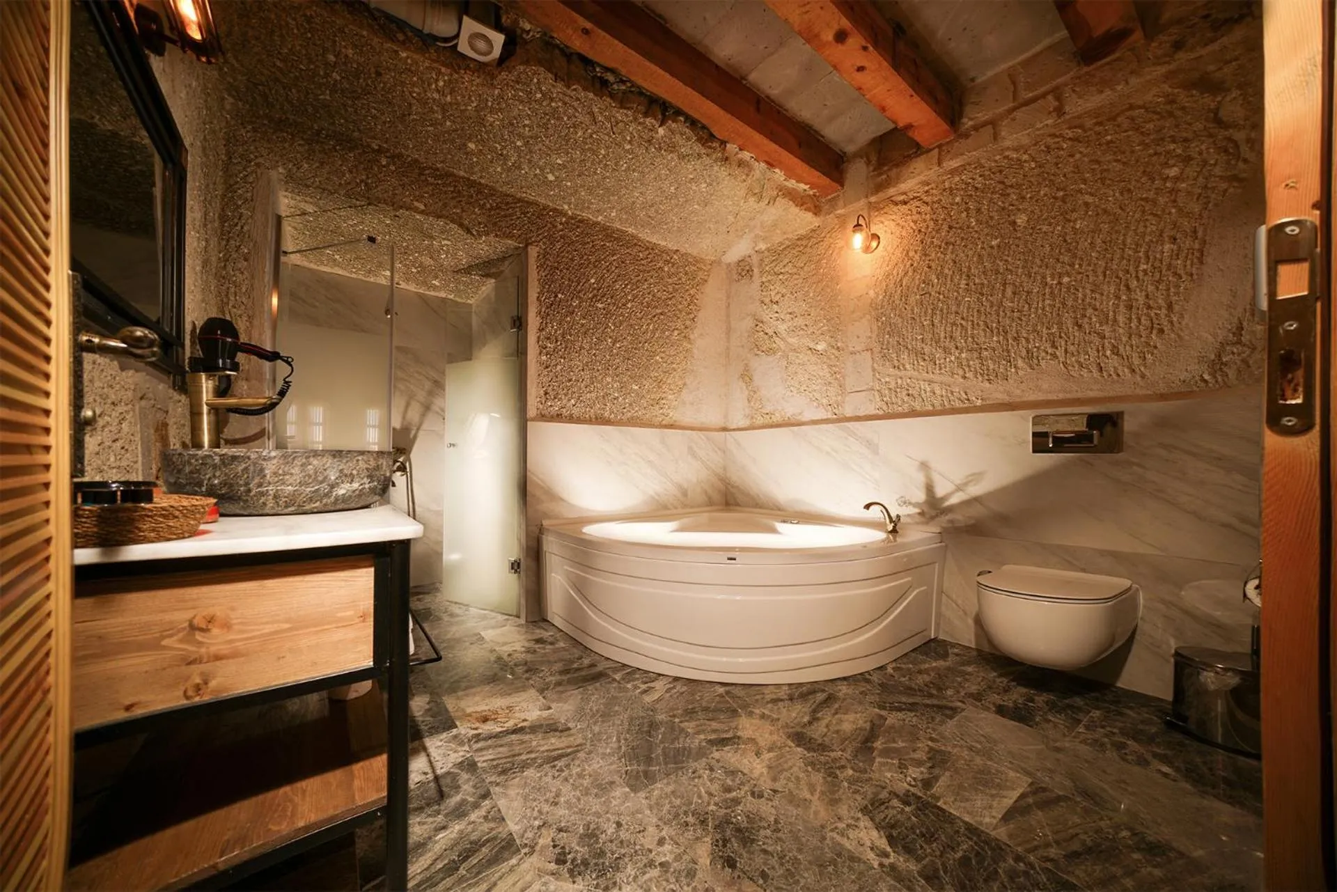 Toilet in Caverna Hotel Premium Caves