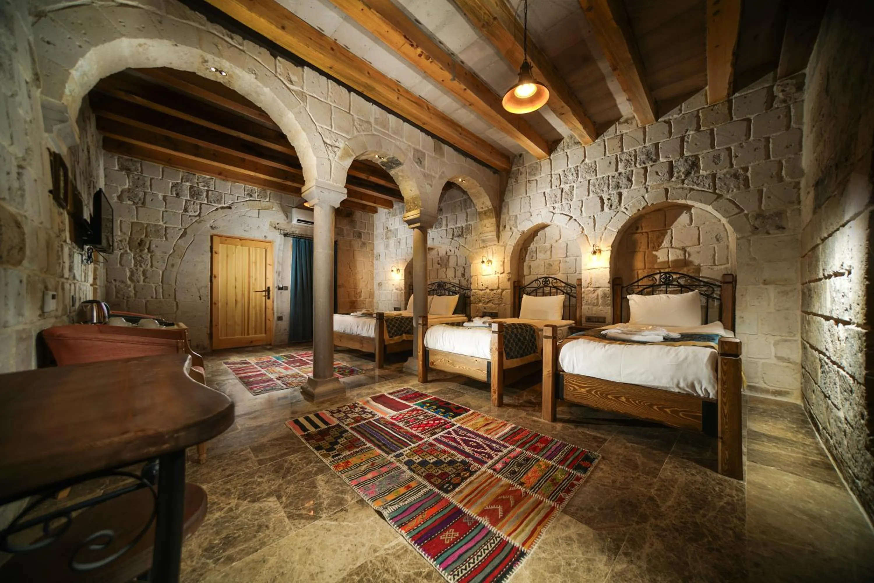 Photo of the whole room, Bed in Caverna Hotel Premium Caves