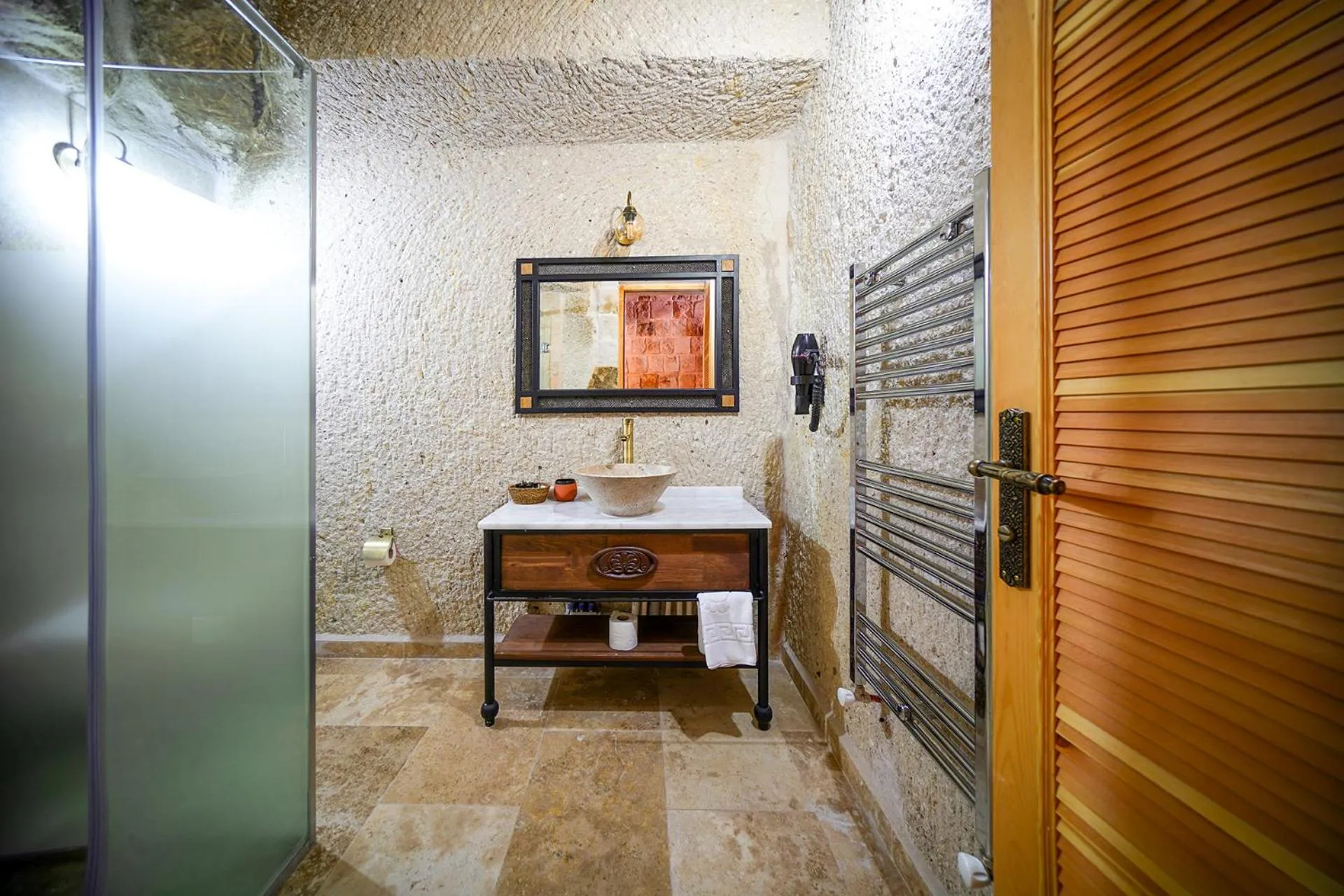 Shower in Caverna Hotel Premium Caves