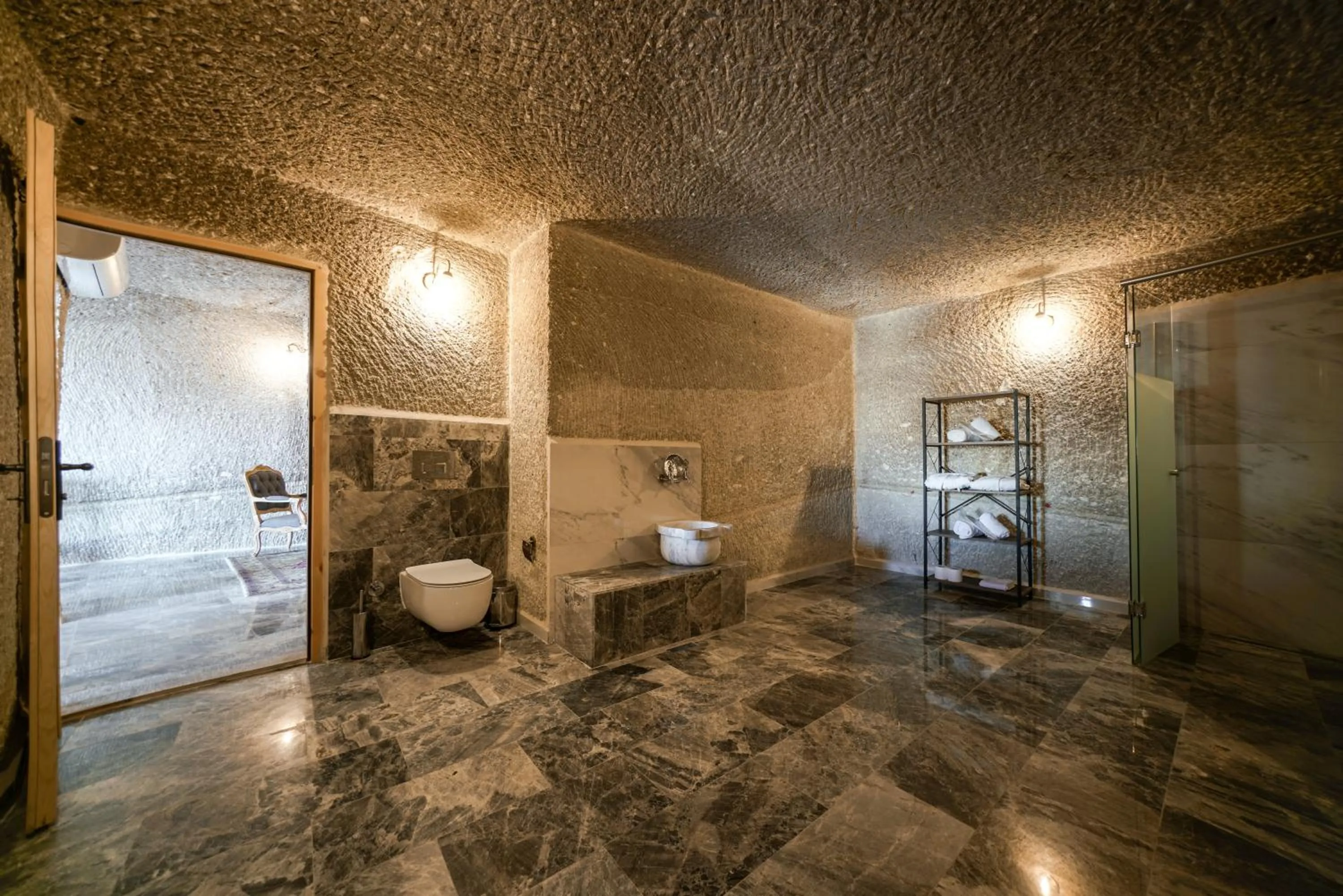 Shower in Caverna Hotel Premium Caves