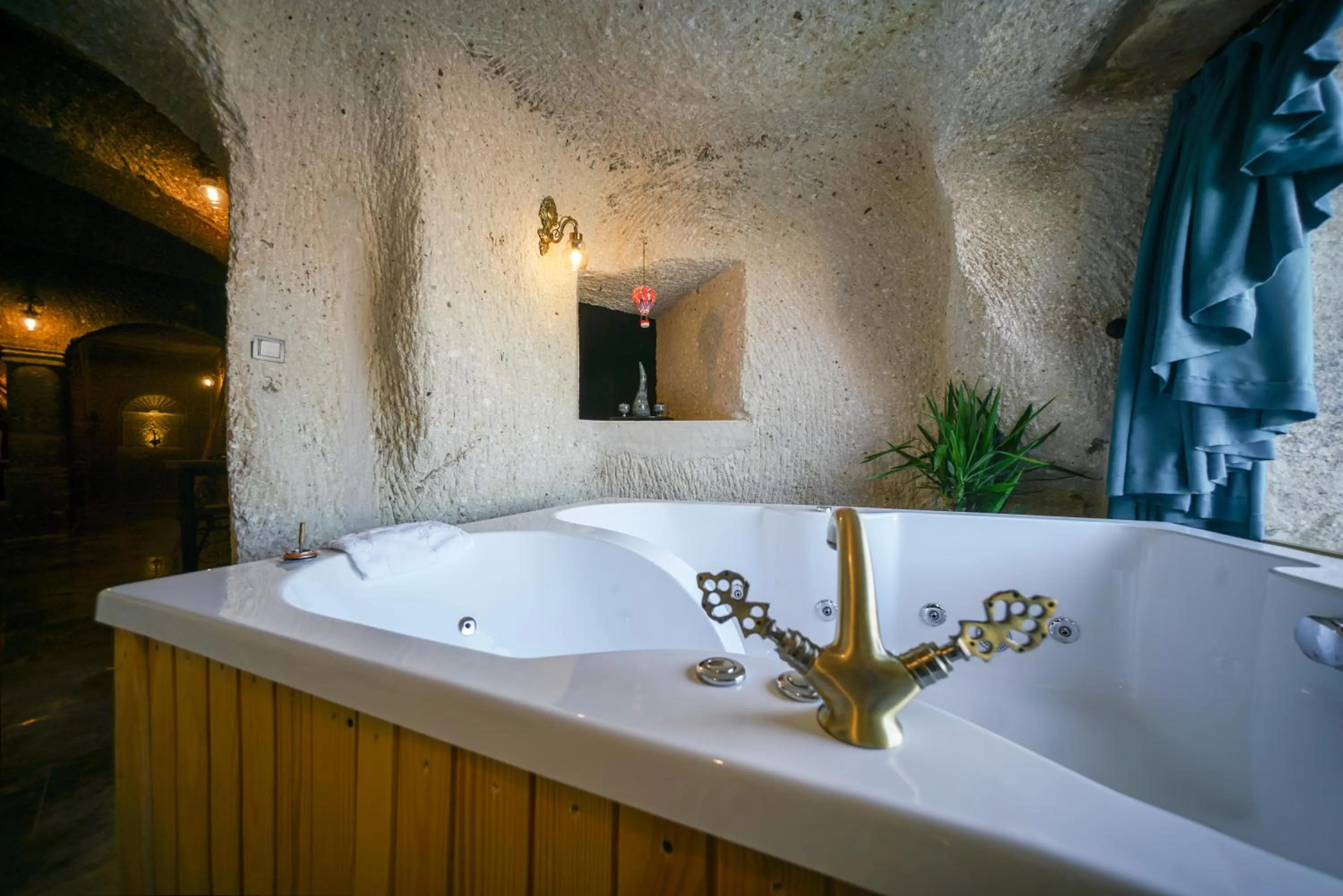 Hot Tub in Caverna Hotel Premium Caves