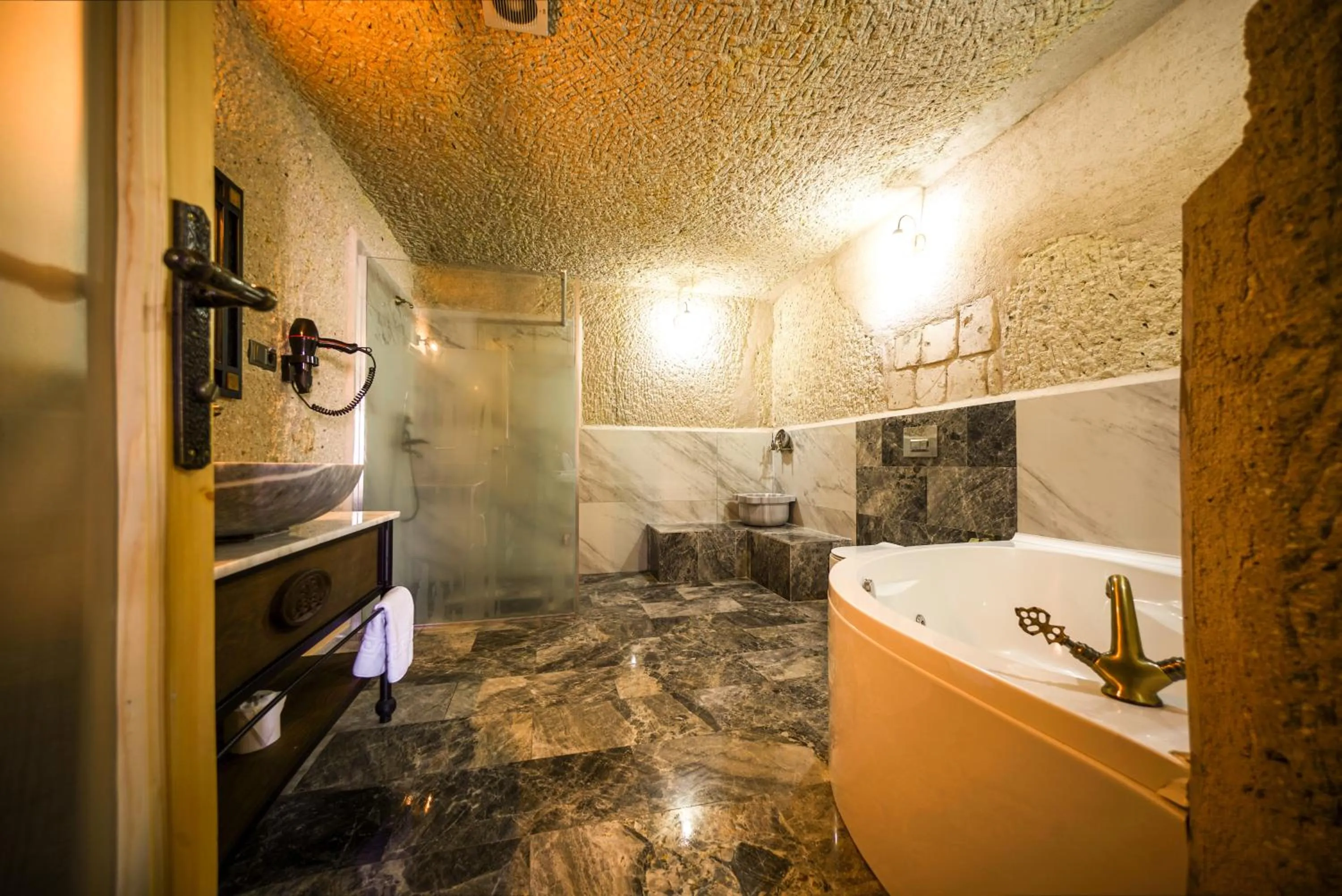 Shower in Caverna Hotel Premium Caves