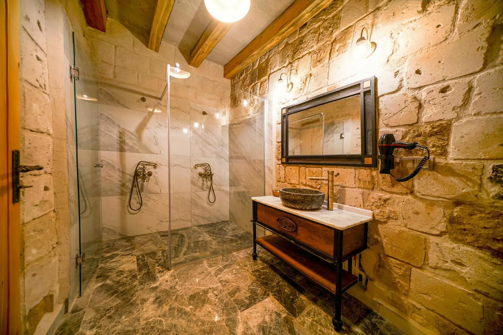 Shower in Caverna Hotel Premium Caves