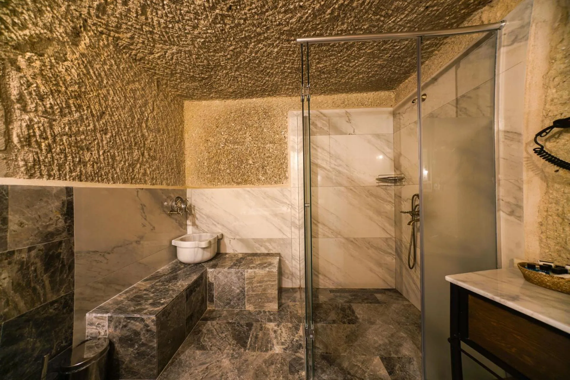 Shower in Caverna Hotel Premium Caves