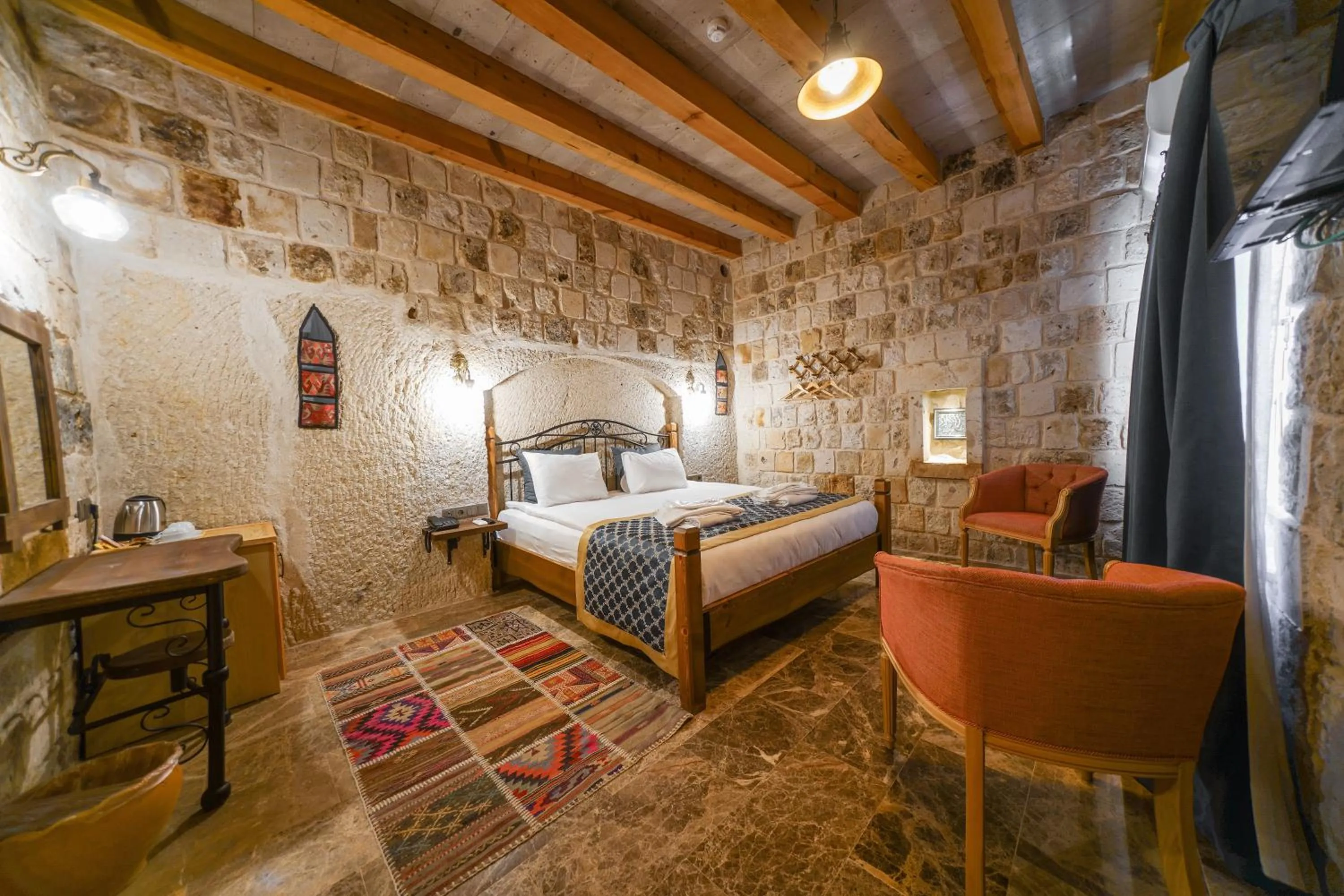 Seating area, Bed in Caverna Hotel Premium Caves
