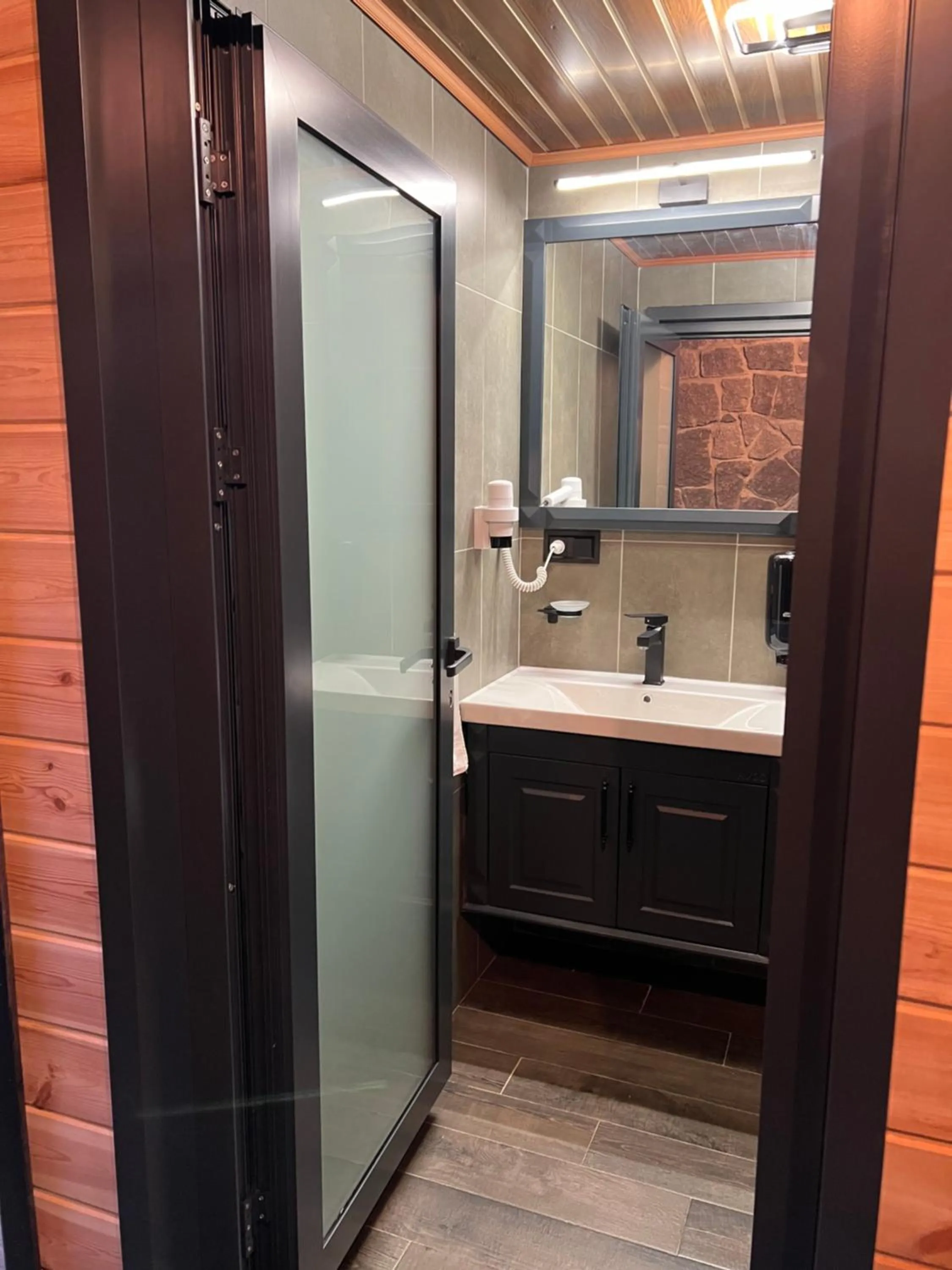 Shower in AYDER VANAK STONE SUİTES