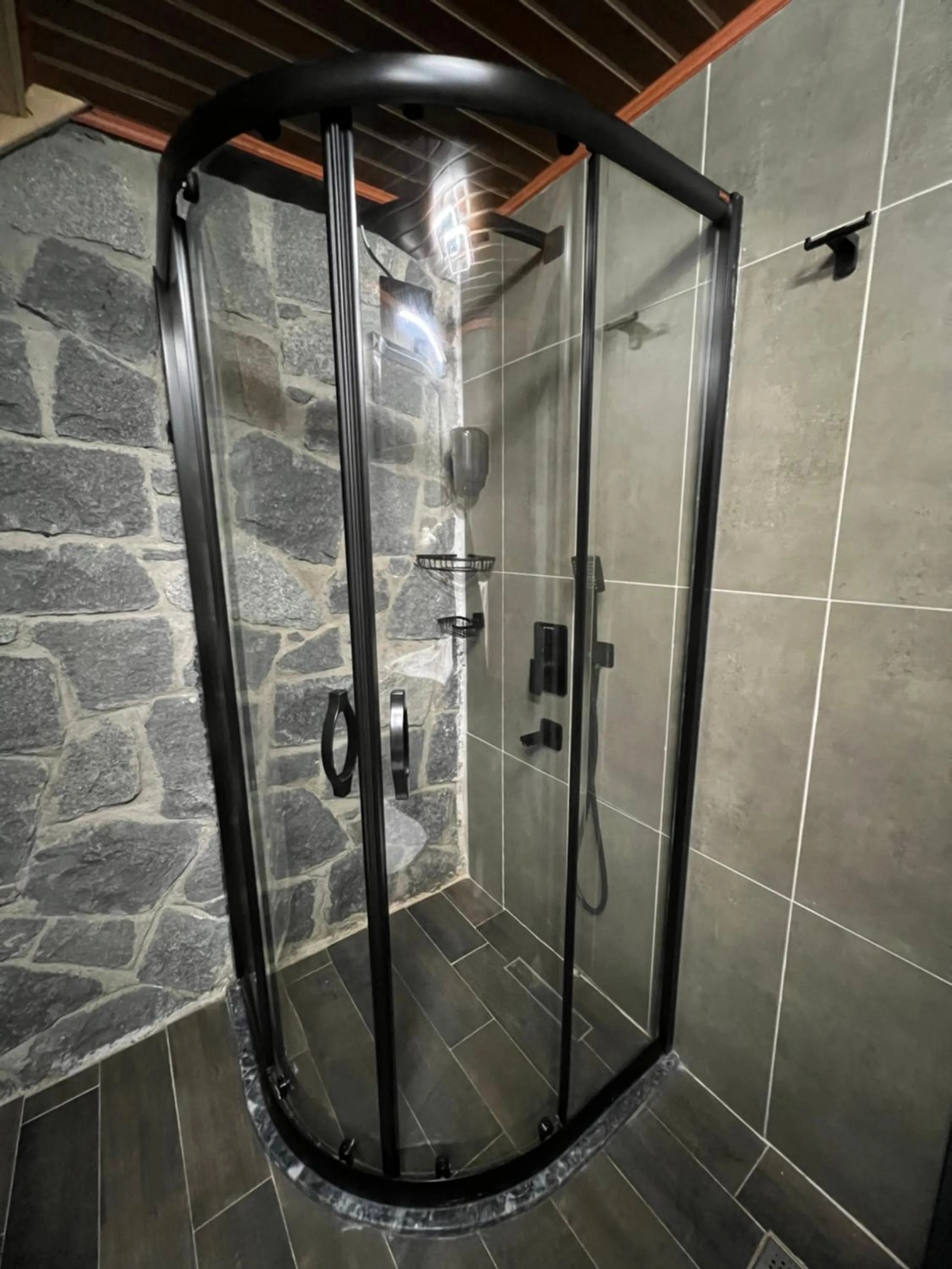 Shower in AYDER VANAK STONE SUİTES