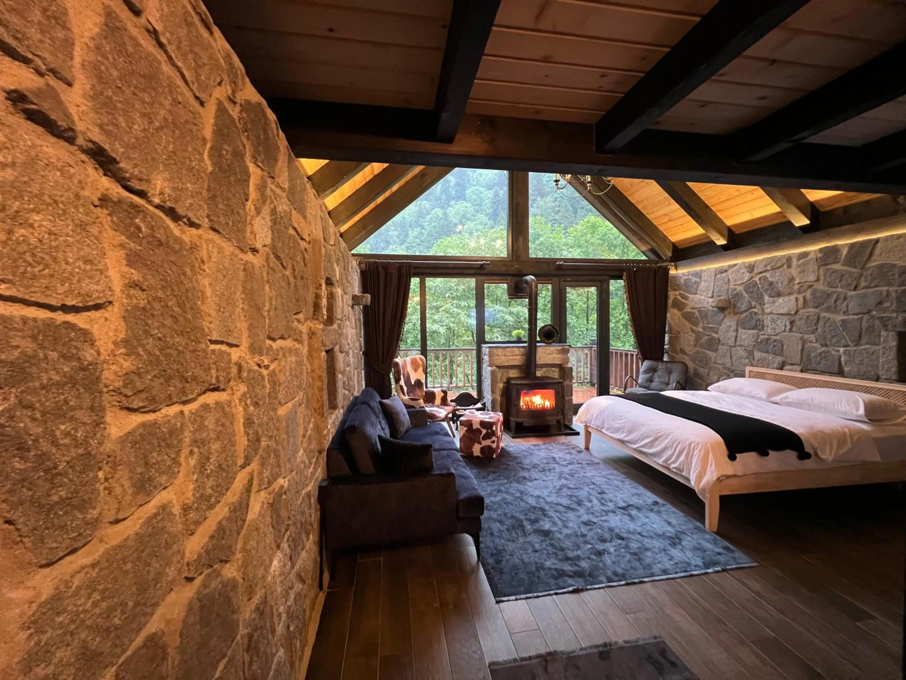 Seating area, Bed in AYDER VANAK STONE SUİTES