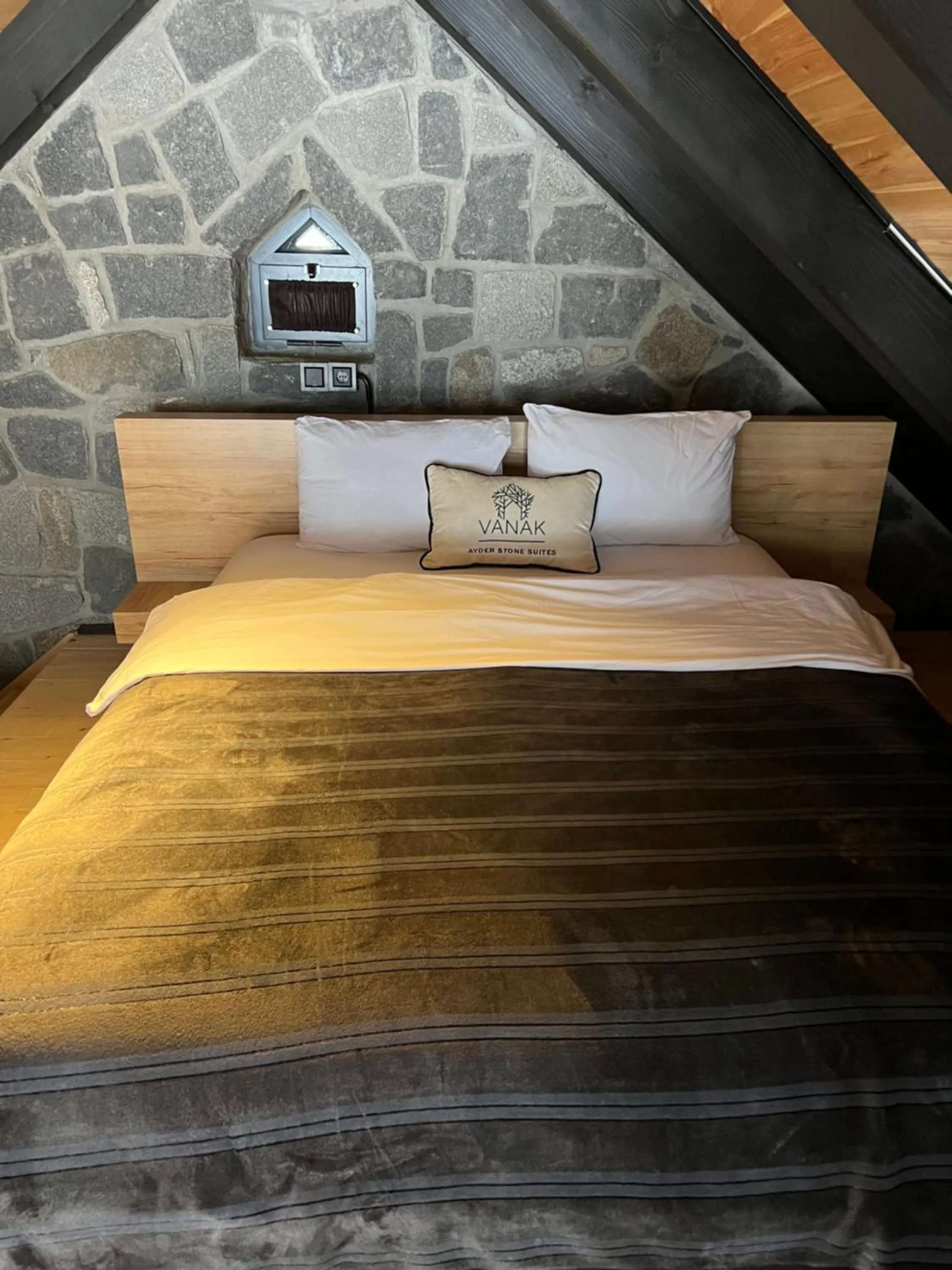 Bed in AYDER VANAK STONE SUİTES