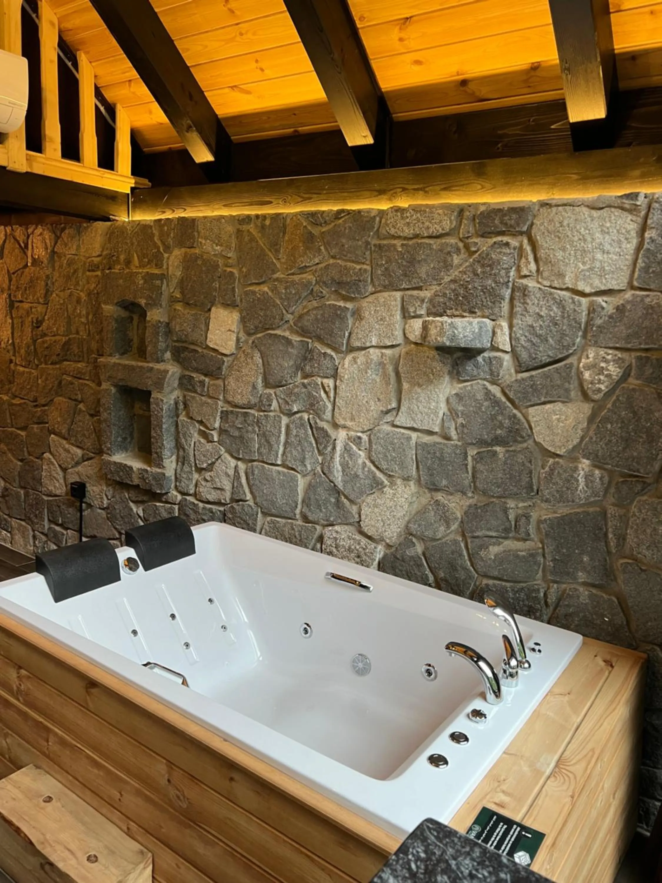 Hot Tub in AYDER VANAK STONE SUİTES