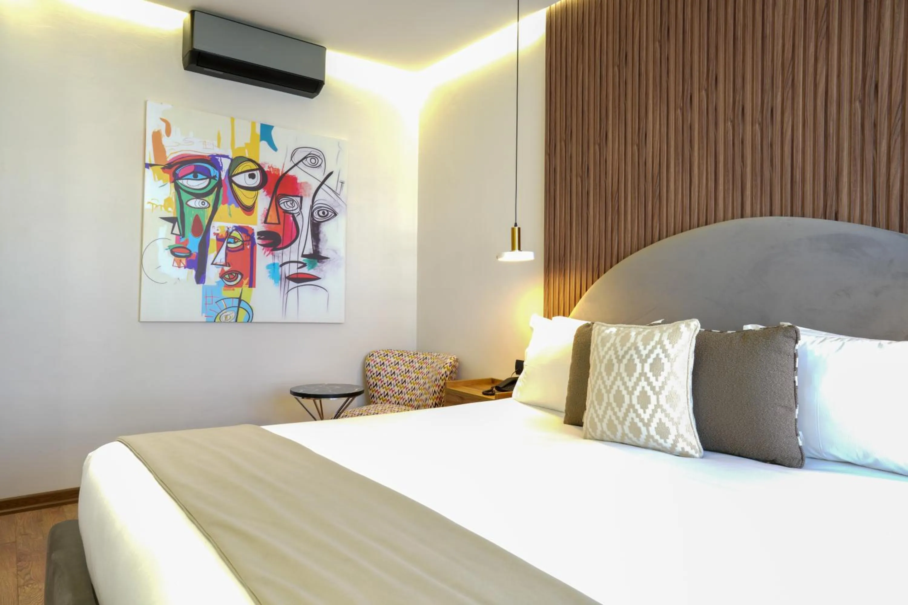 Bedroom, Bed in Le M Hôtel