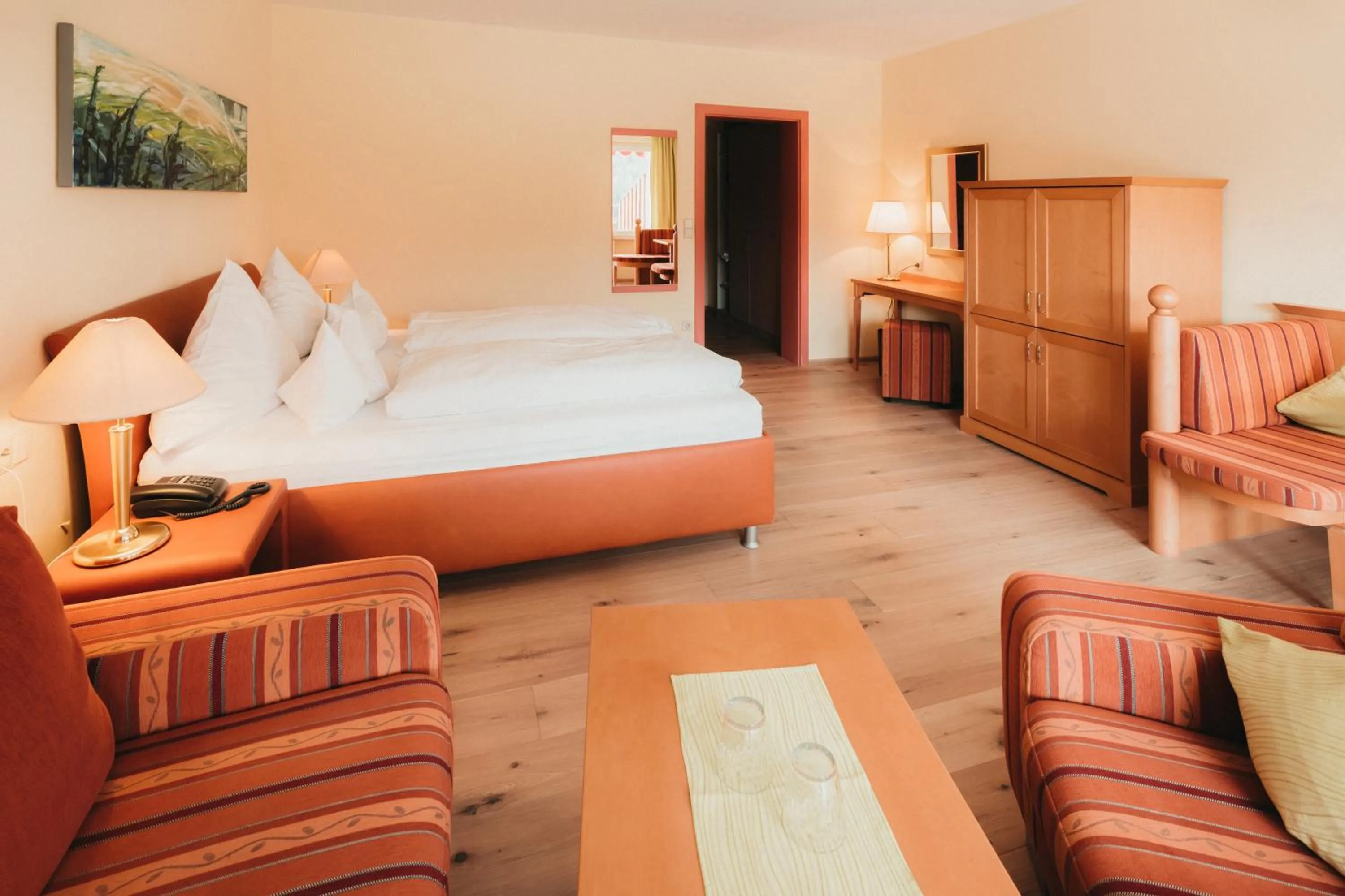 Living room, Bed in Wellnesshotel Sonnenhalde Tonbach