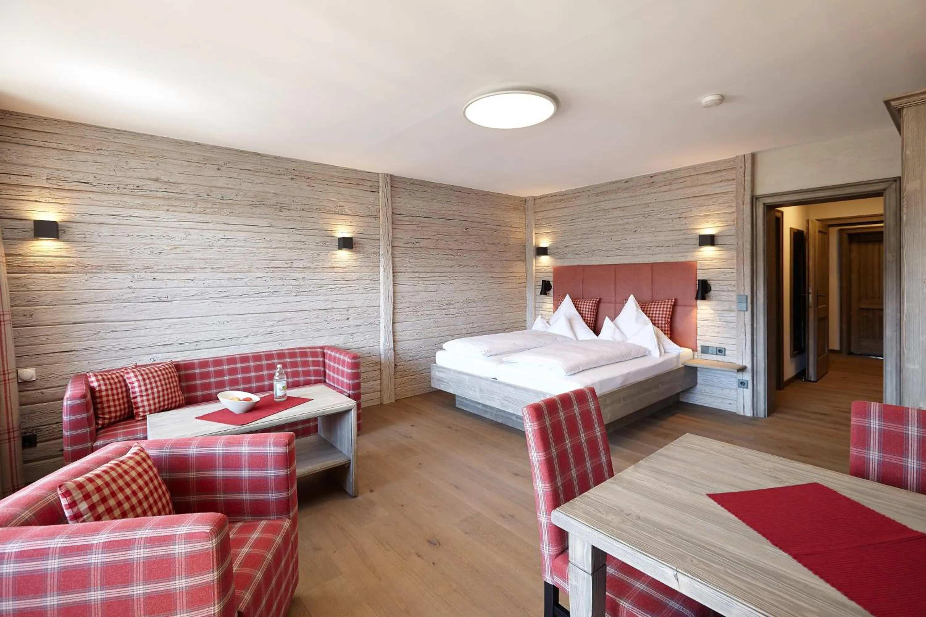 Living room, Bed in Wellnesshotel Sonnenhalde Tonbach