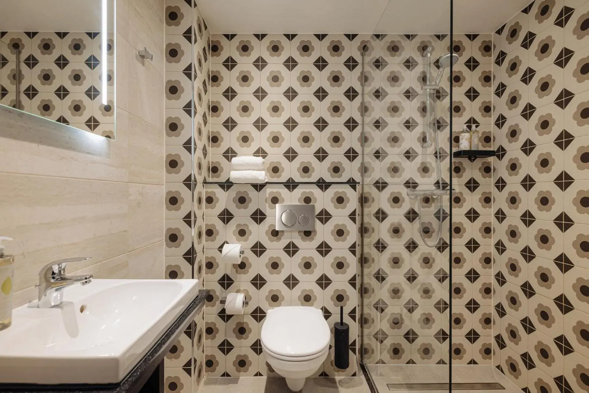 Comfort Room 1 Twin Bed in Leonardo Hotel Rotterdam Savoy Comfort Room 1 Twin Bed in Leonardo Hotel Rotterdam Savoy