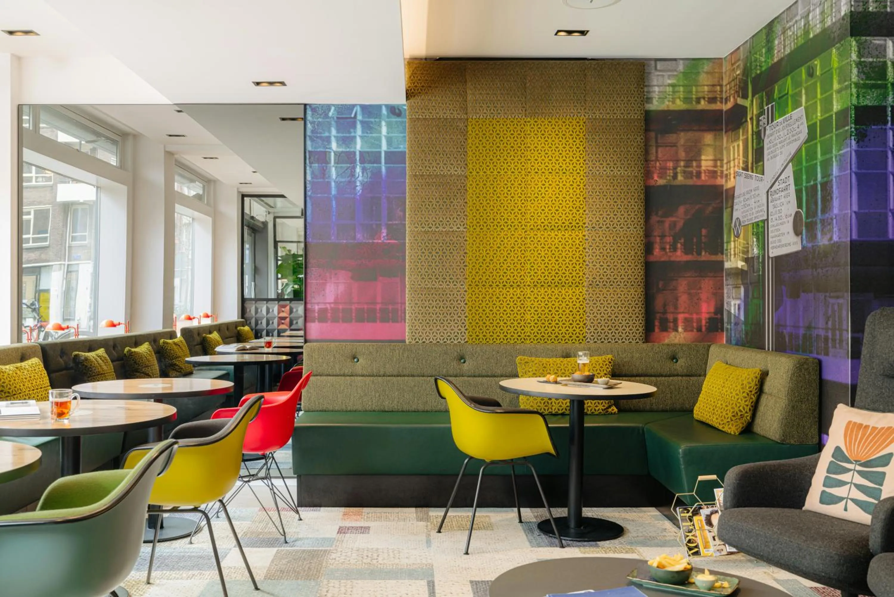 Lobby or reception in Leonardo Hotel Rotterdam Savoy