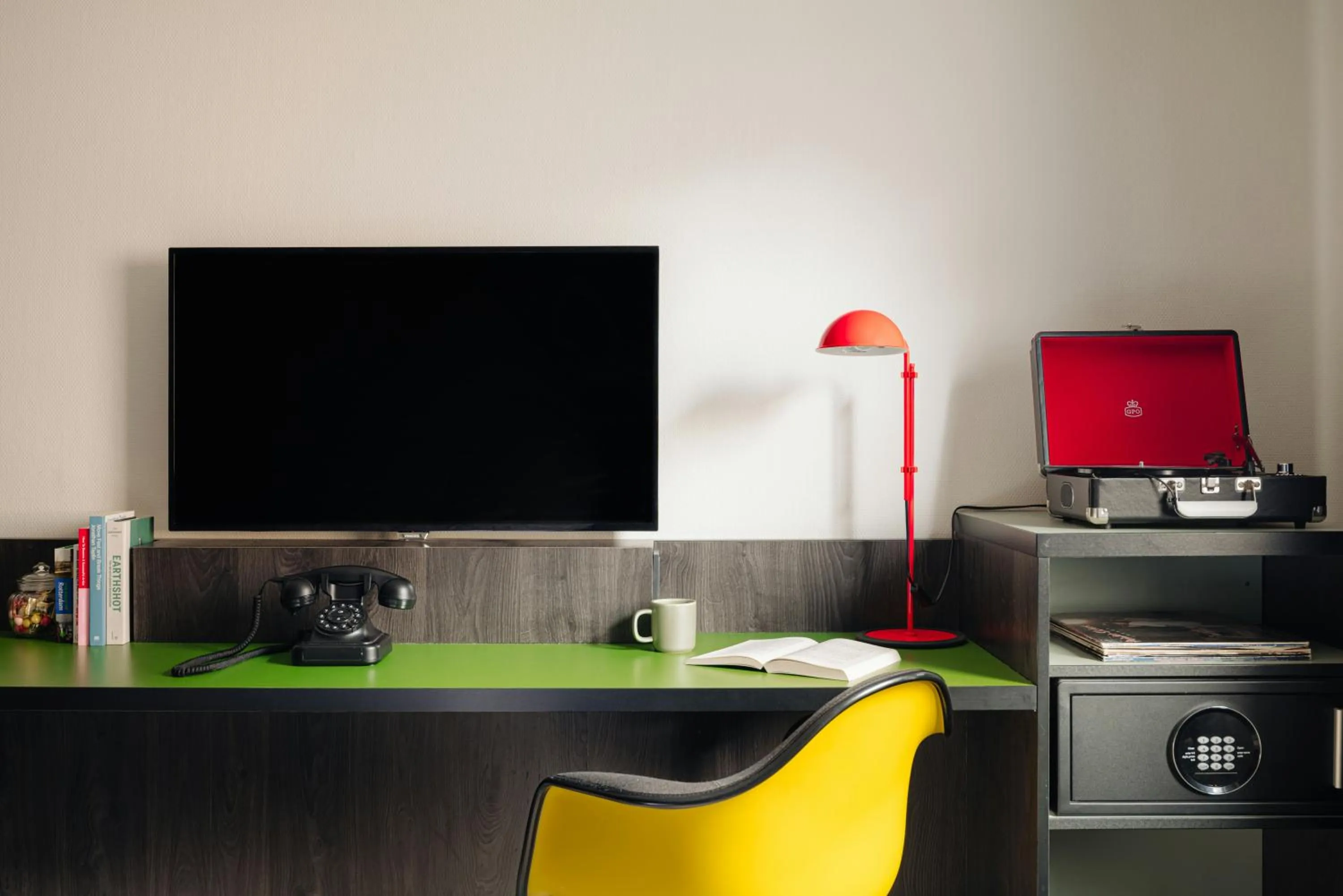 Photo of the whole room in Leonardo Hotel Rotterdam Savoy