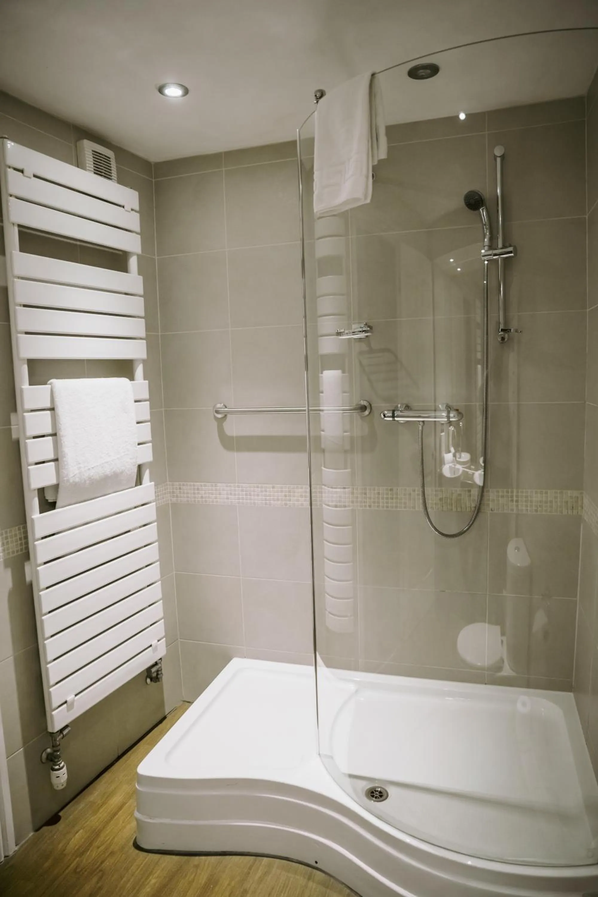 Shower in Allerdale Court Hotel
