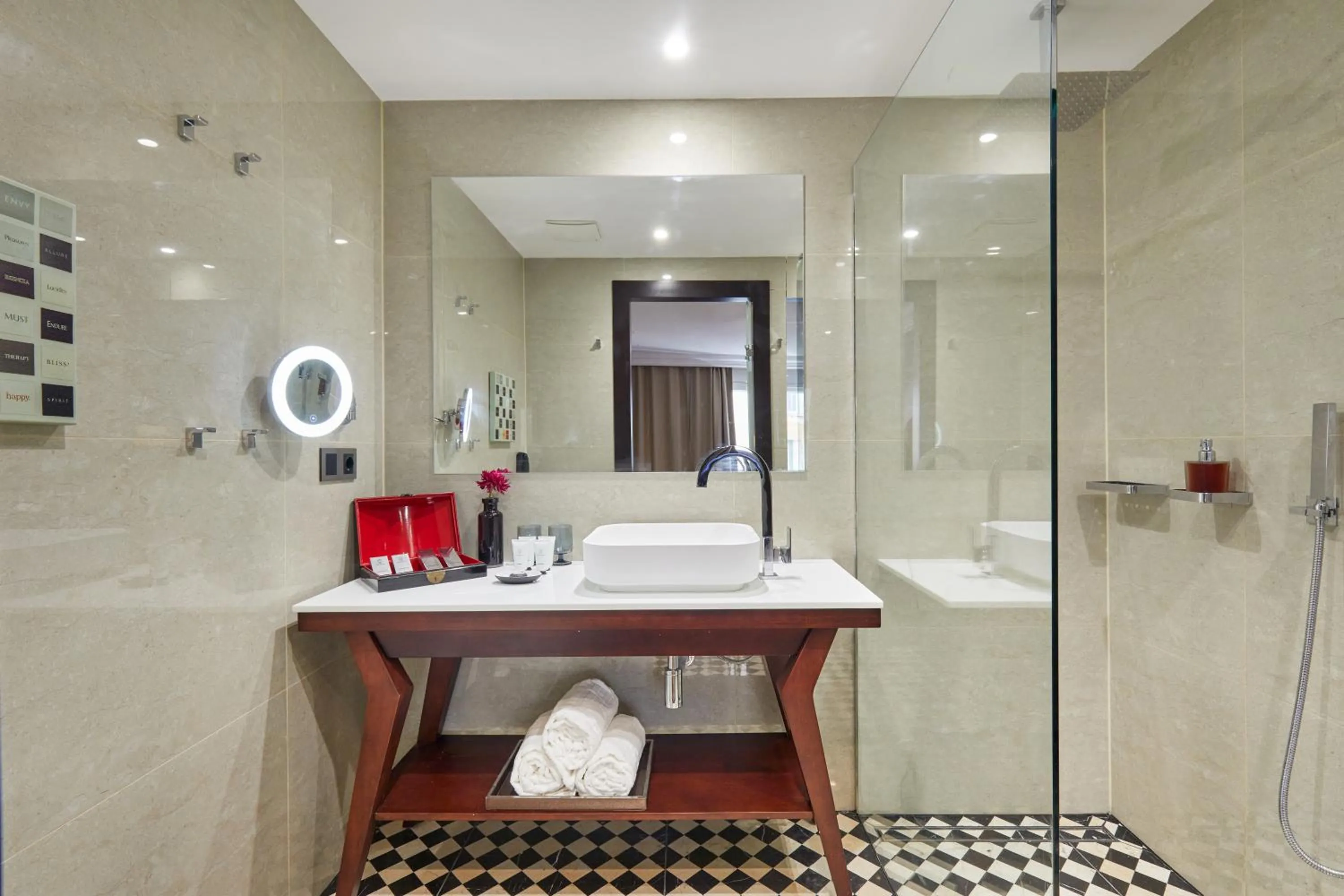 Shower in Hotel Cortes Rambla